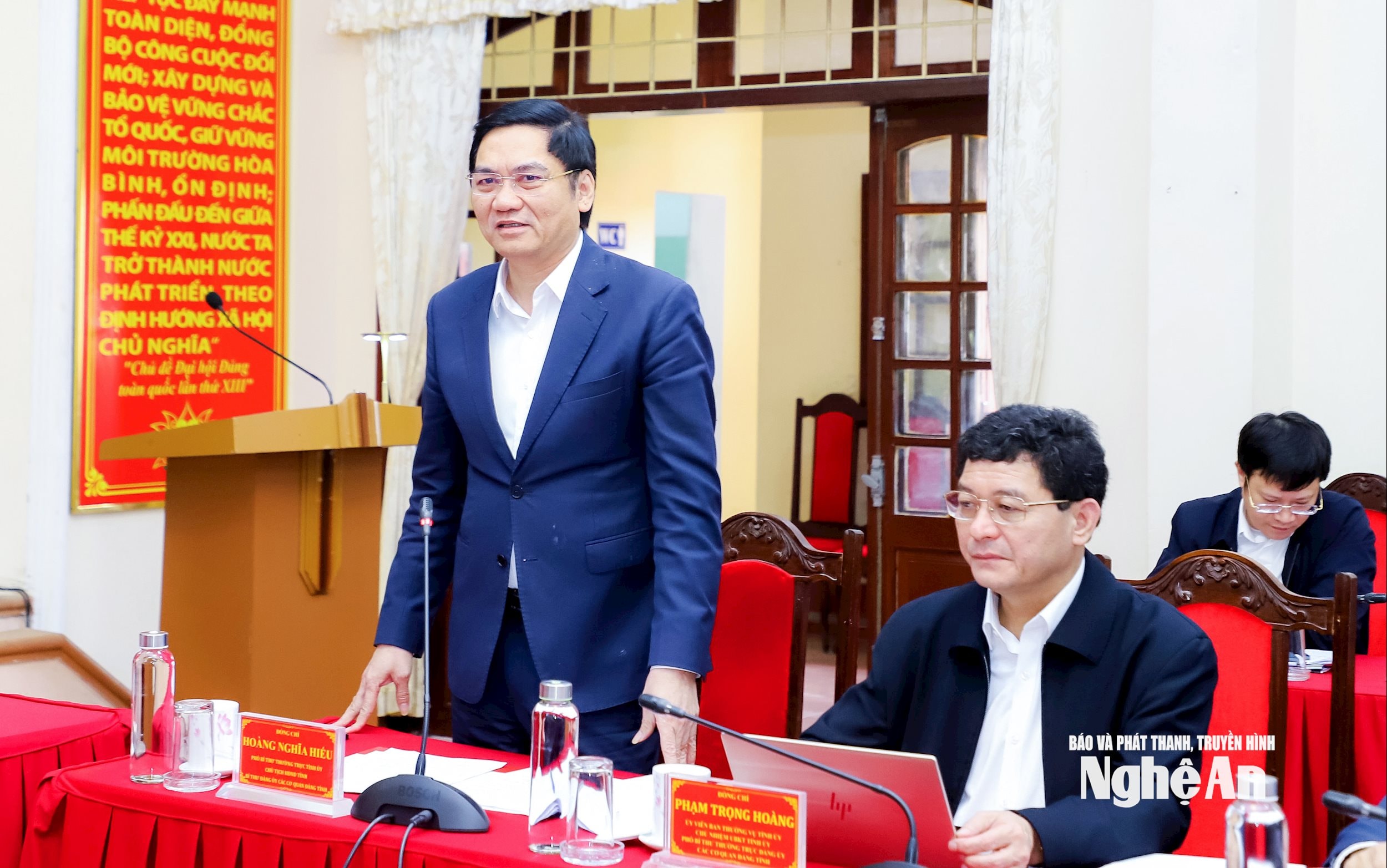 Đồng chí Hoàng Nghĩa Hiếu - Phó Bí thư Thường trực Tỉnh ủy, Chủ tịch HĐND tỉnh, Bí thư Đảng ủy Các cơ quan Đảng tỉnh phát biểu tại cuộc làm việc