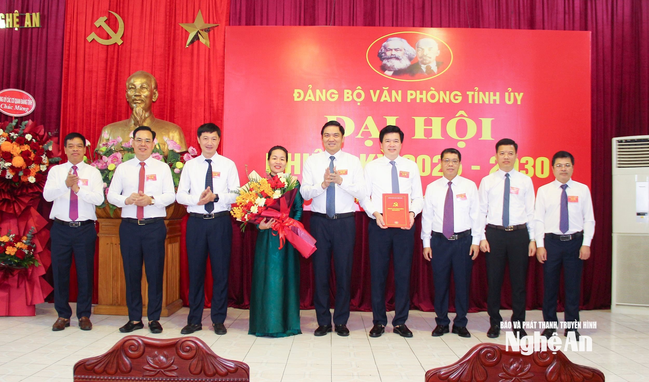 trao QĐ về chỉ định Ban Chấp hành Đảng bộ, Ban Thường vụ Đảng ủy, các chức danh Bí thư, Phó Bí thư Đảng ủy Văn phòng Tỉnh ủy Nghệ An