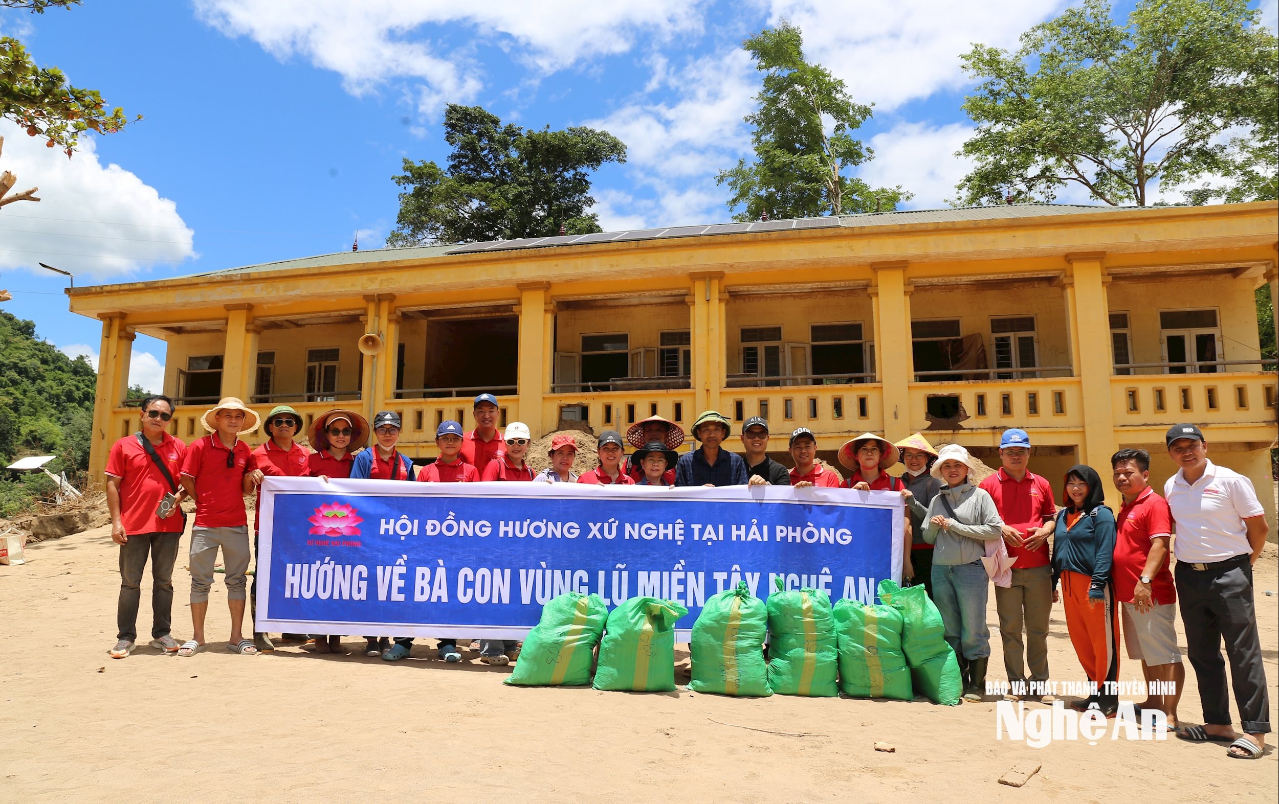 Trao quà cho Trường PTDT Mỹ Lý 2 (1)