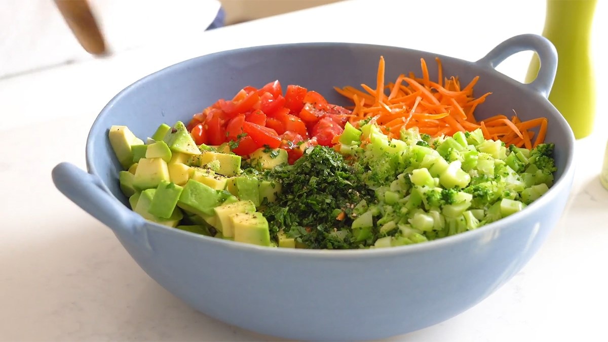 Gợi ý món ngon giúp giảm cân lại no lâu: Salad diêm mạch tôm sú