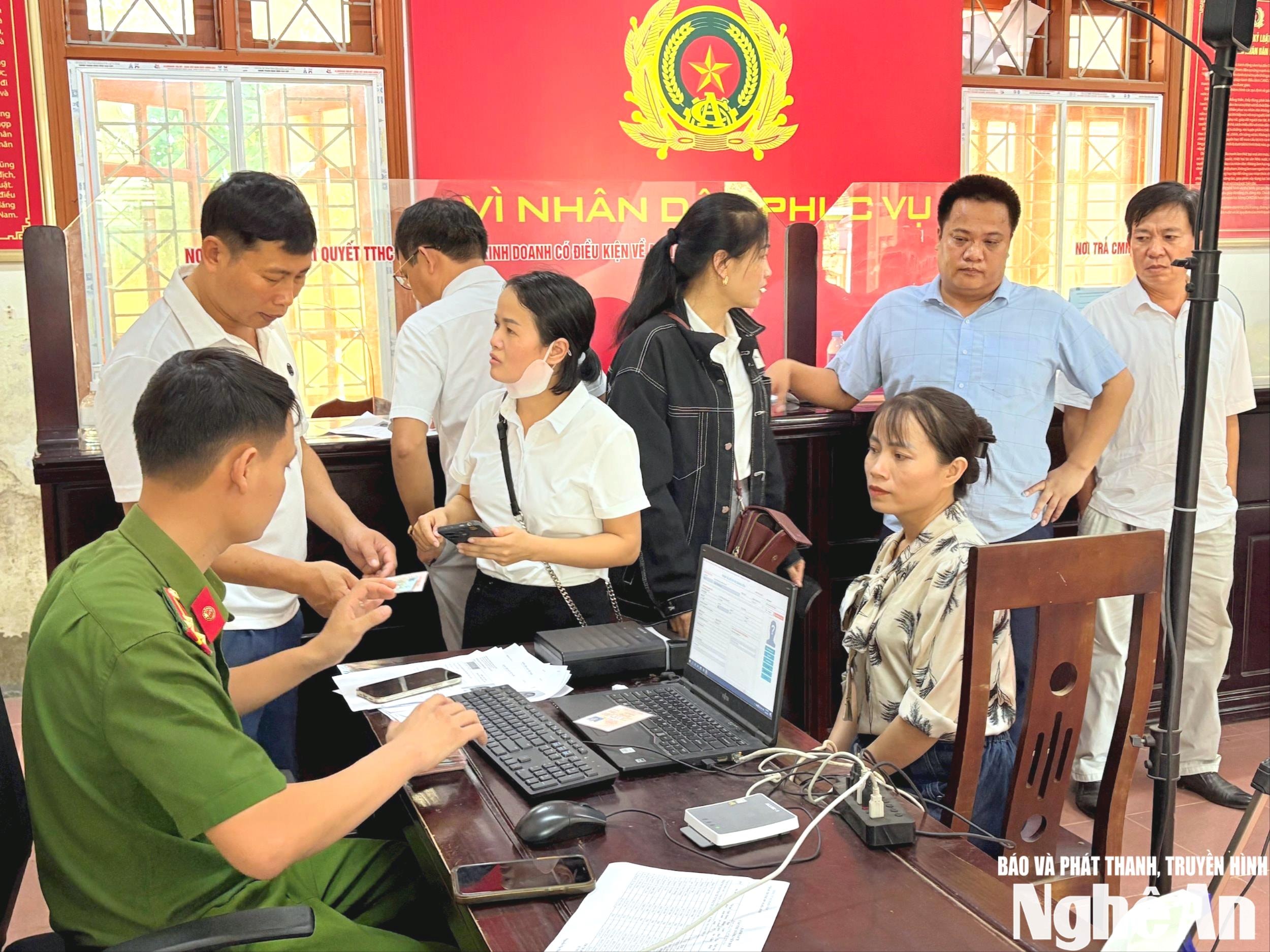 dang-vien-den-tru-su-cong-an-xa-de-lam-thu-tuc-doi-the-dang-vien(1).jpeg