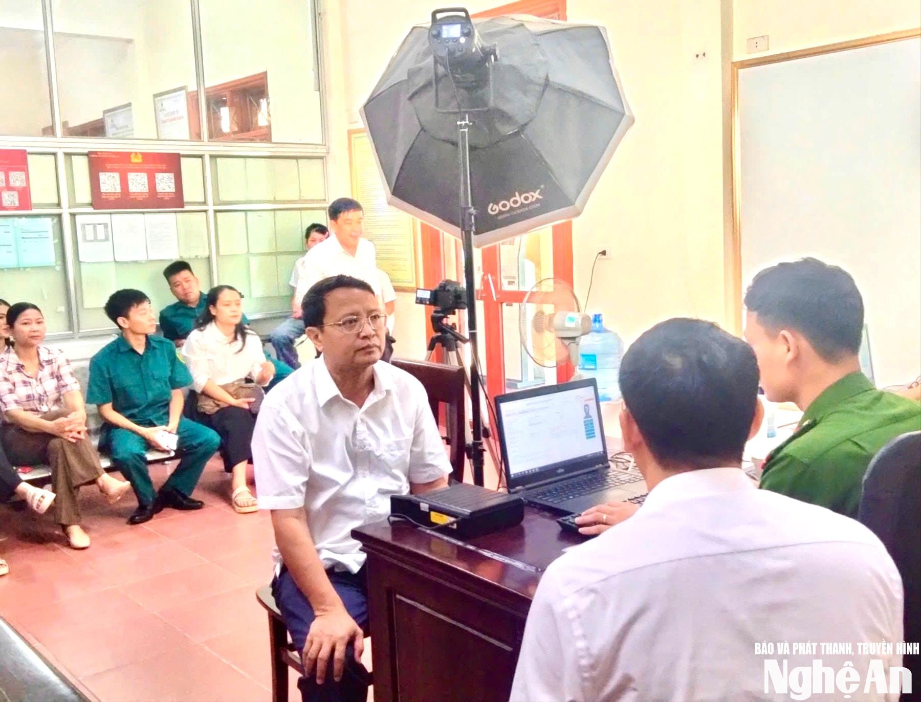 dc-tran-van-duong-pho-bi-thu-thuong-truc-dang-uy-xa-kiem-tra-cong-tac-thu-thap-thong-tin-de-in-the-dang-vien-moi-tai-cong-an-xa-nghia-dan(1).jpeg