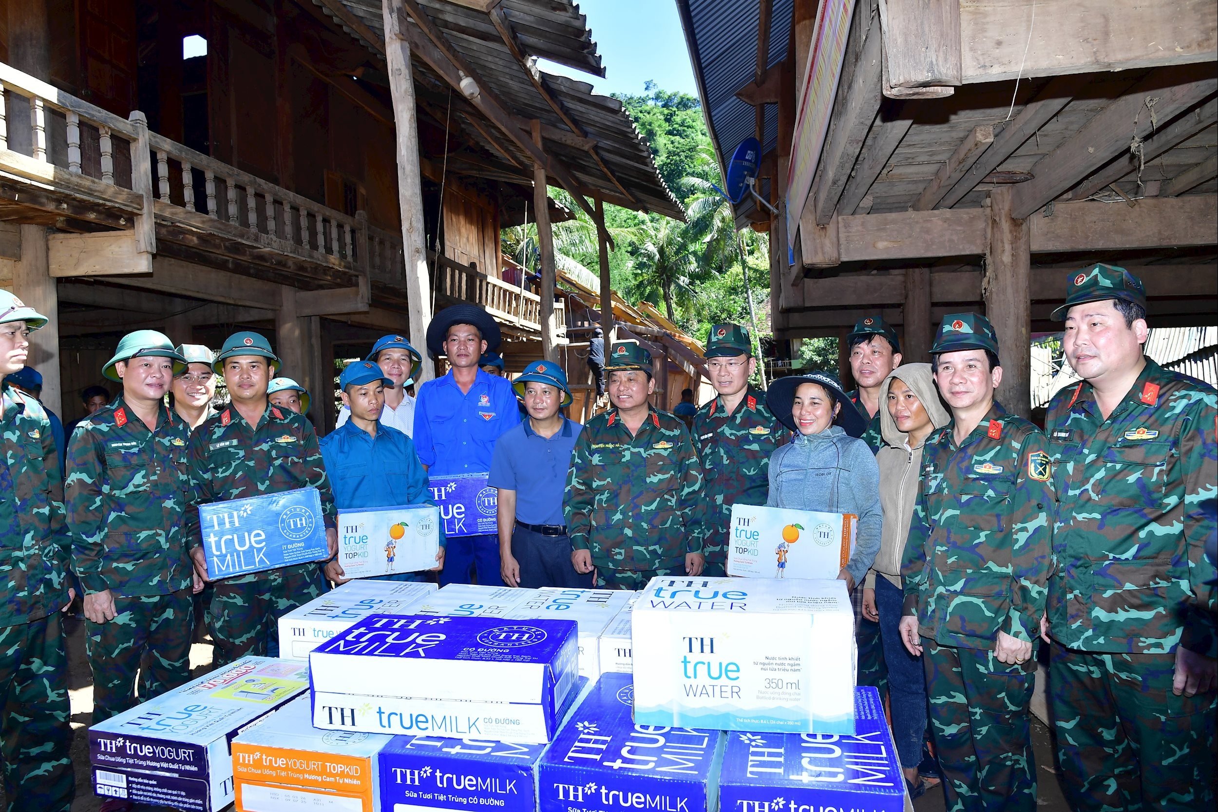 Đoàn công tác Bộ Tư lệnh Quân khu 4 tặng quà, động viên nhân dân và các lực lượng tham gia giúp dân khắc phục hậu quả thiên tai, bão lụt tại xã Kỳ Sơn, tỉnh Nghệ An.
