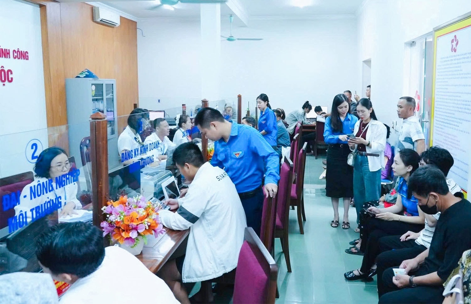 Đoàn viên, thanh niên phường Vinh Lộc hỗ trợ người dân nộp hồ sơ thủ tục hành chính trực tuyến.