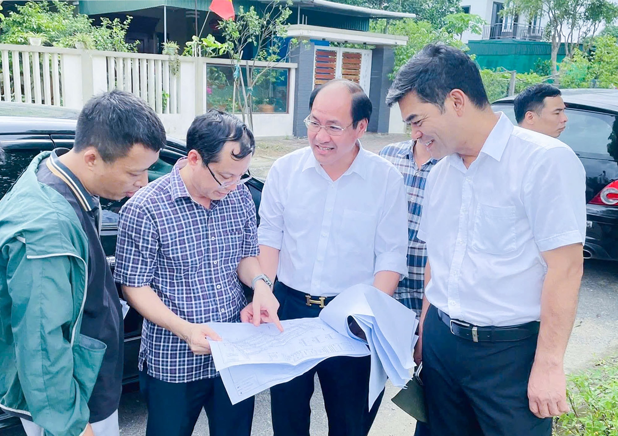 Lãnh đạo phường Vinh Lộc iểm tra tiến độ các công trình, dự án đầu tư xây dựng về hạ tầng đô thị trên địa bàn