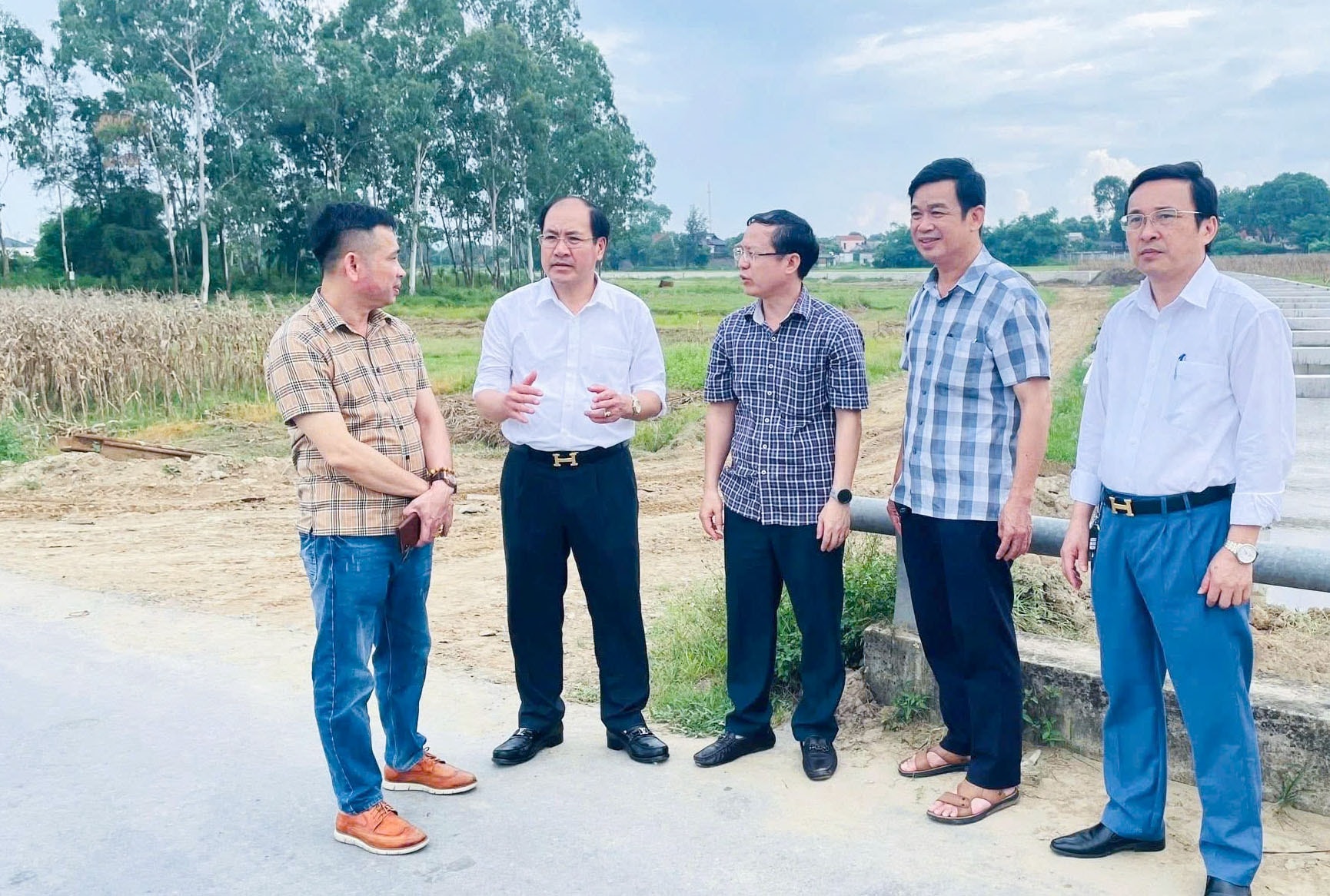 Lãnh đạo phường Vinh Lộc kiểm tra triển khai các công trình đô thị trên địa bàn.