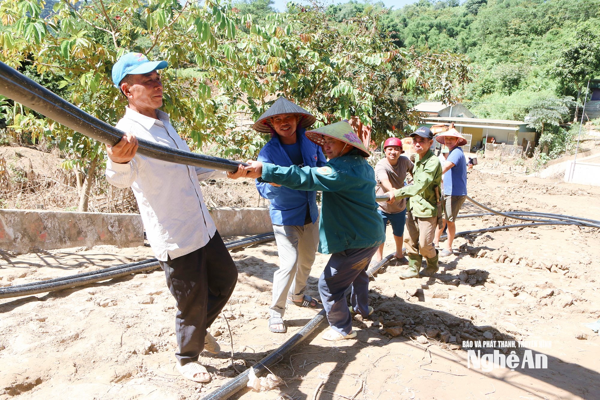 Người dân tham gia kéo đường ống nước