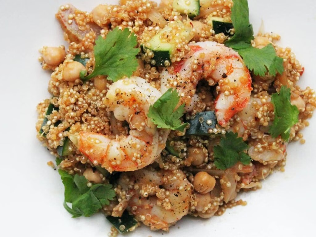 Gợi ý món ngon giúp giảm cân lại no lâu: Salad diêm mạch tôm sú