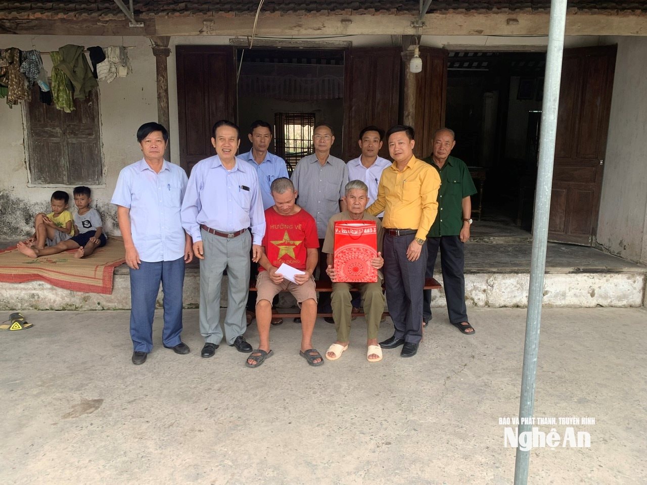 Trao hỗ trợ cho ông ở Quỳnh Hoa