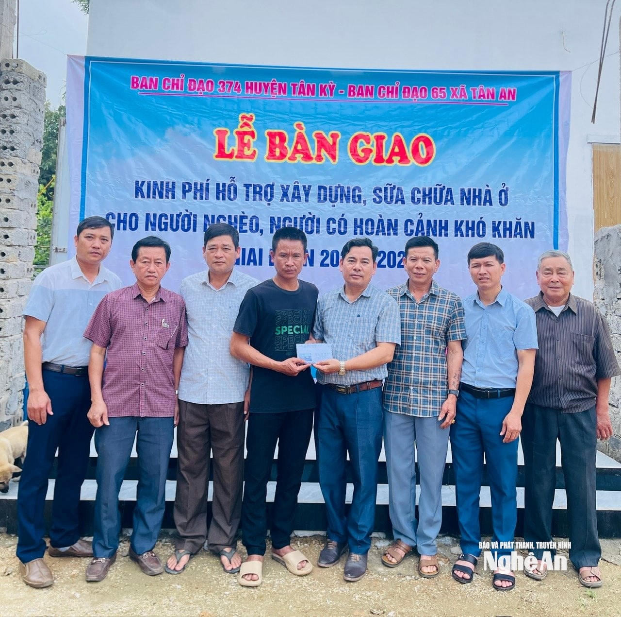 Bàn giao kinh phí hỗ trợ xây dựng sửa chữa nhà cho người nghèo trên địa bàn xã Tân An.2