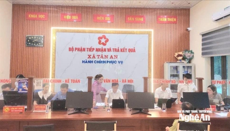 Cán bộ bộ phận tiếp nhận và trả kết quả xã Tân An nỗ lực phục vụ người dân. Ảnh Nguyễn Ka Diệp