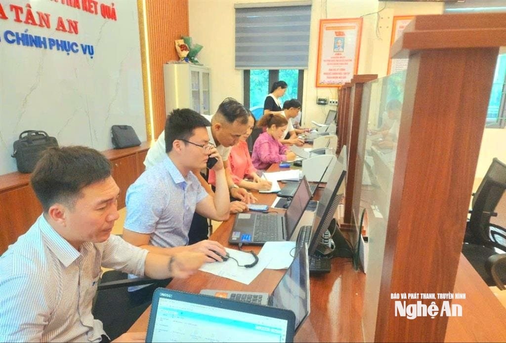 Cán bộ Trung tâm phục vụ hành chính công xã Tân An nỗ lực phục vụ người dân. Ảnh Nguyễn Ka Diệp