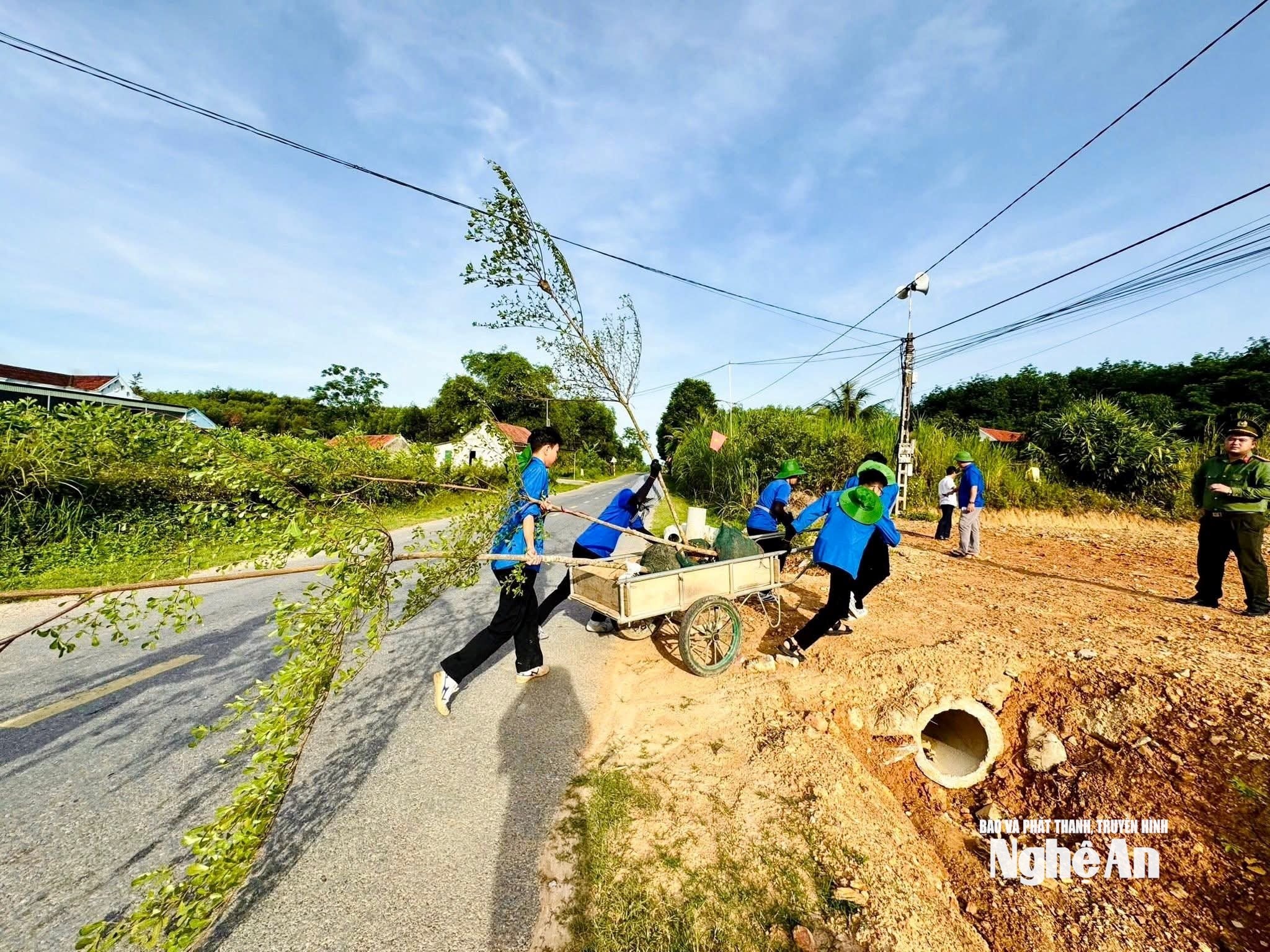 Đoàn viên thanh niên xã Tân An giúp dân khắc phục hậu qua thiên tai. Ảnh CSCC