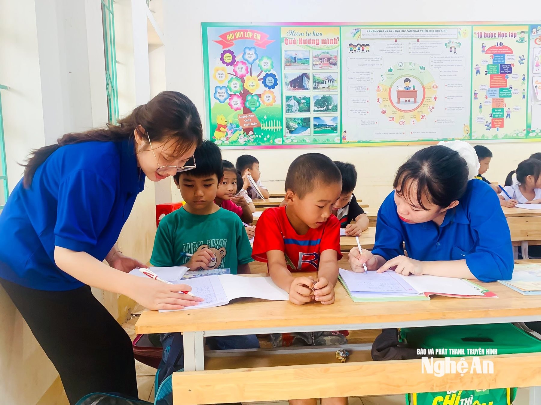 Đoàn xã Tân An phối hợp với đội sinh viên tình nguyện Đoàn trường đại học Vinh tổ chức dạy hè miễn phí cho học sinh trên địa bàn. Ảnh CSCC