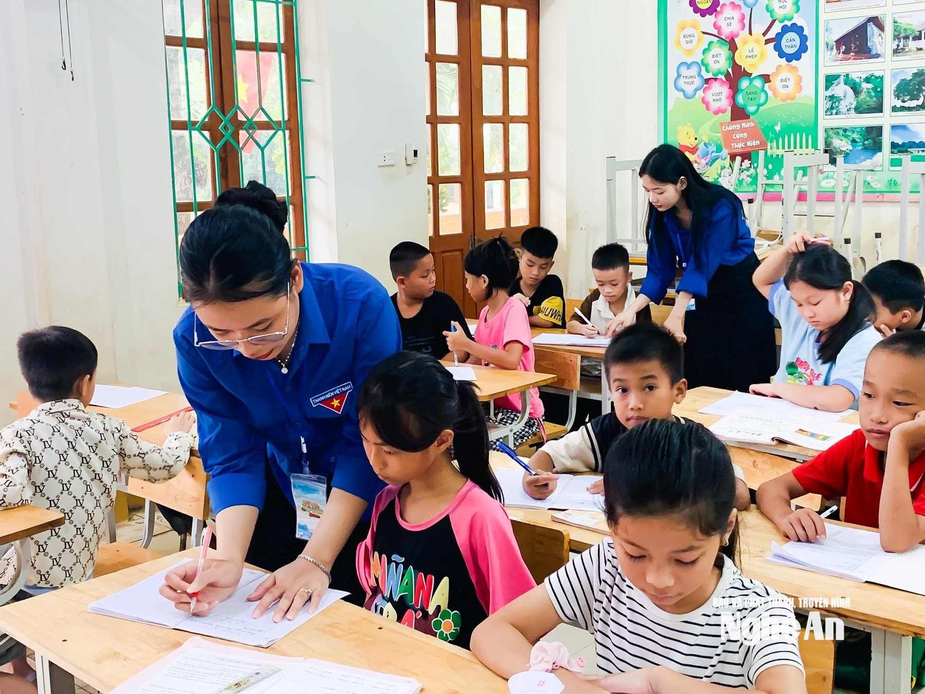 Đoàn xã Tân An phối hợp với đội sinh viên tình nguyện Đoàn trường đại học Vinh tổ chức dạy hè miễn phí cho học sinh trên địa bàn. Ảnh CSCC1