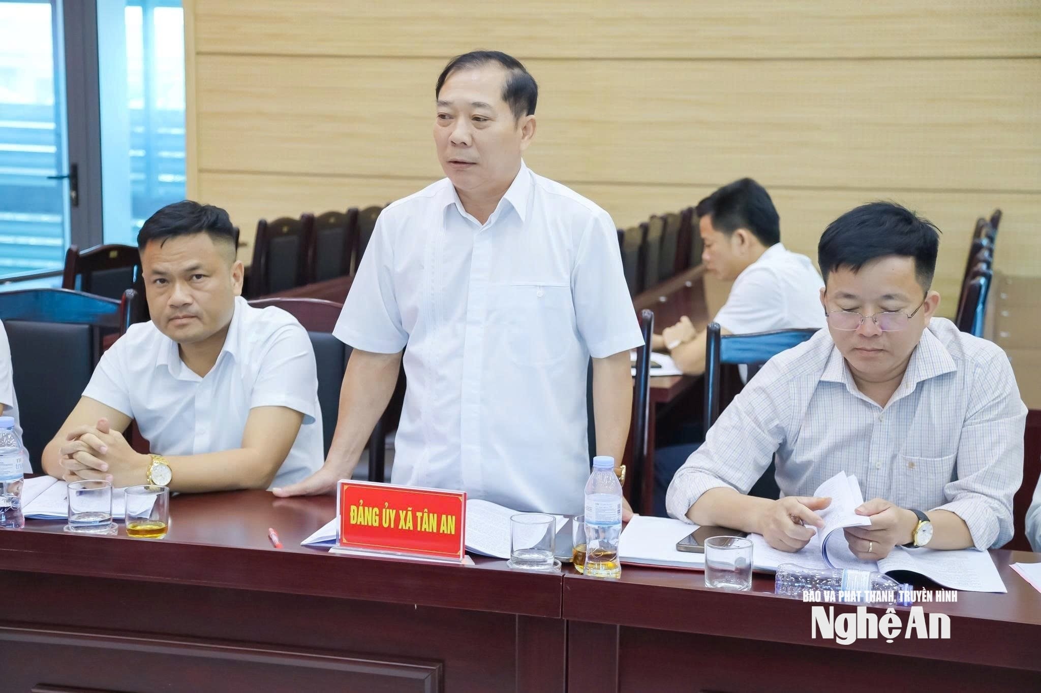 Đồng chí Phan Văn Giáp - Bí thư Đảng ủy, Chủ tịch HĐND xã Tân An phát biểu tại hội nghị duyệt đại hội Đảng bộ xã. Ảnh CSCC