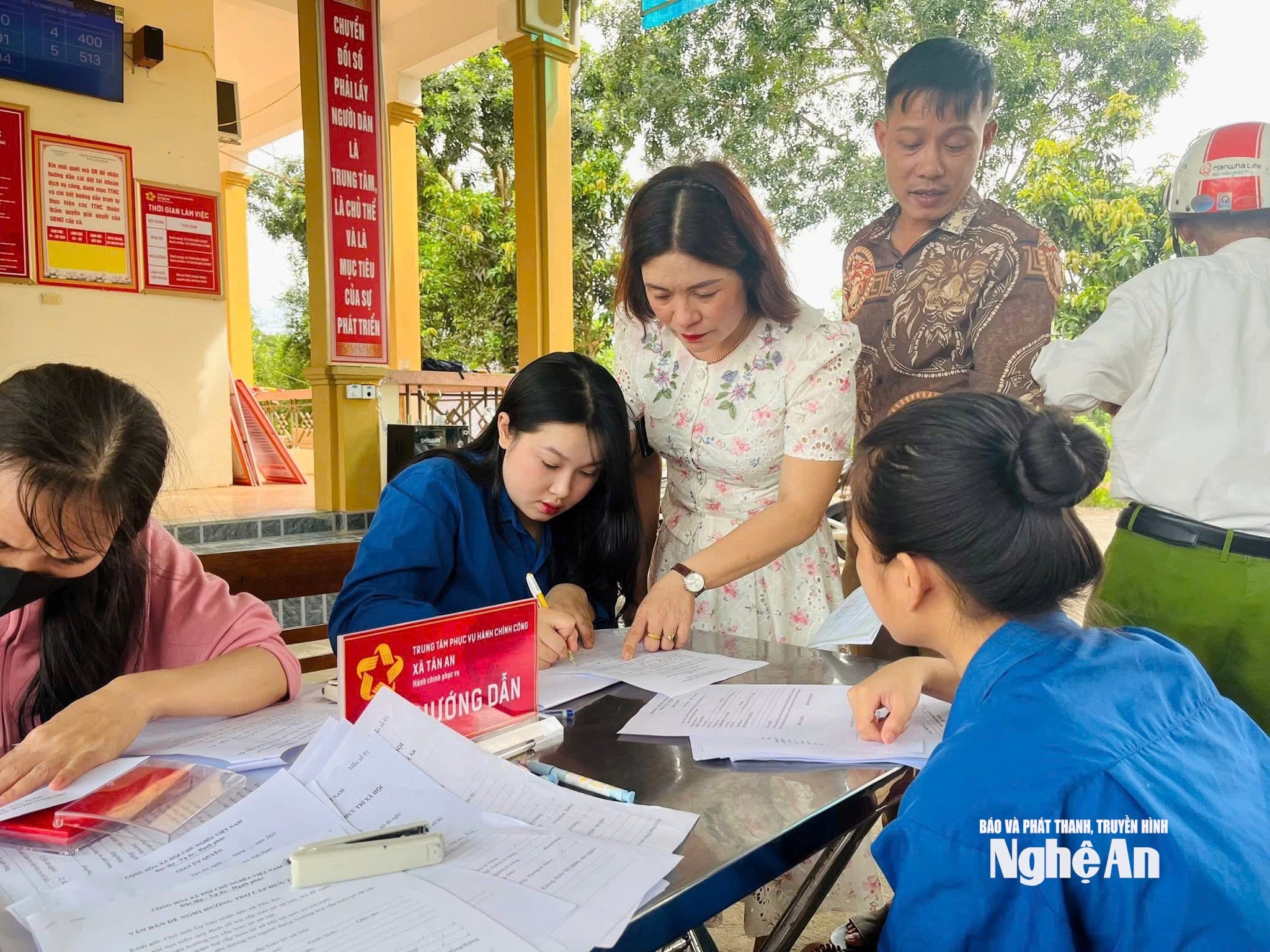 ĐVTN xã Tân An hỗ trợ người dân thực hiện các thủ tục hành chính công. Ảnh CSCC