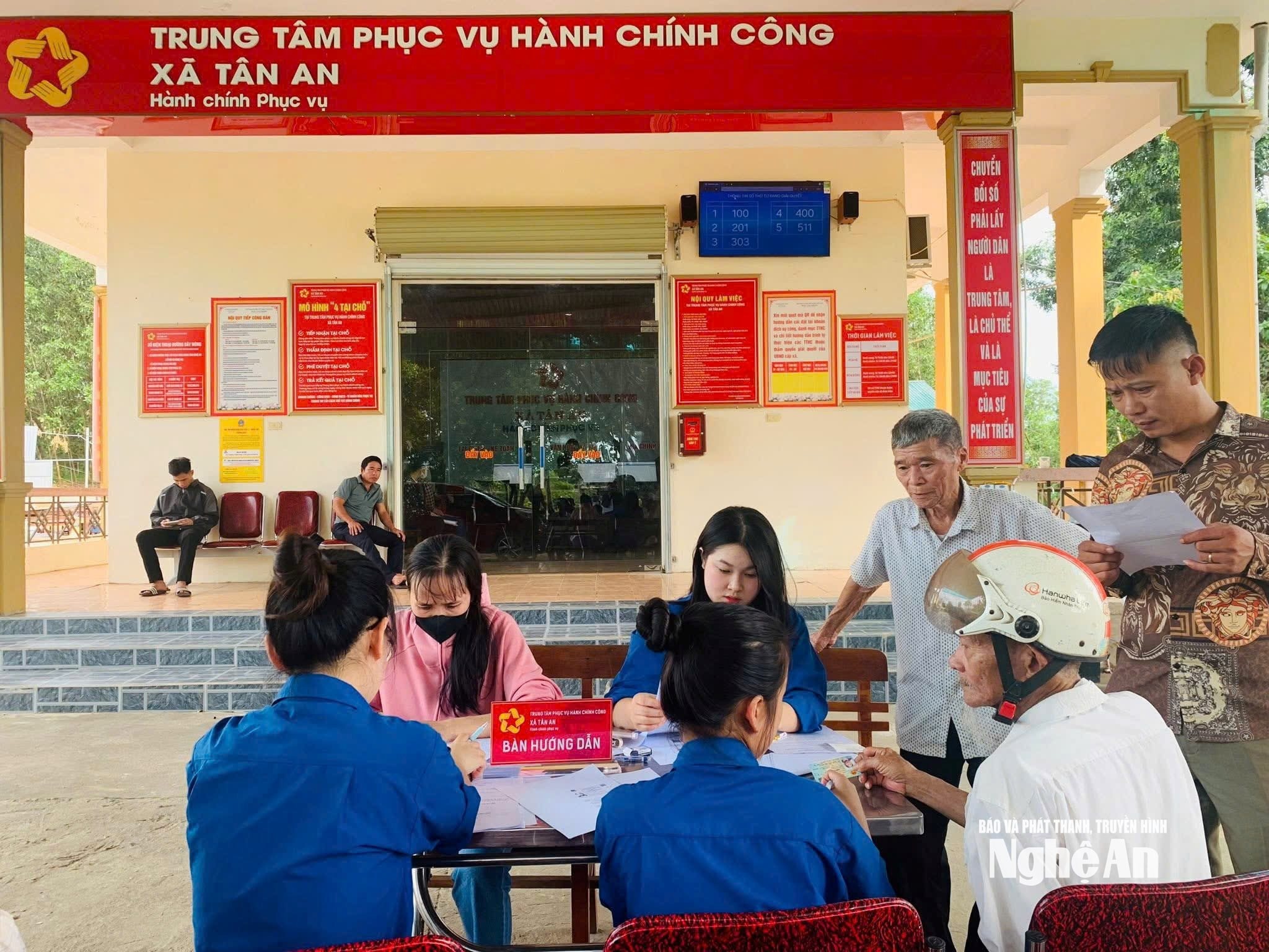 ĐVTN xã Tân An hỗ trợ người dân thực hiện các thủ tục hành chính công. Ảnh CSCC1