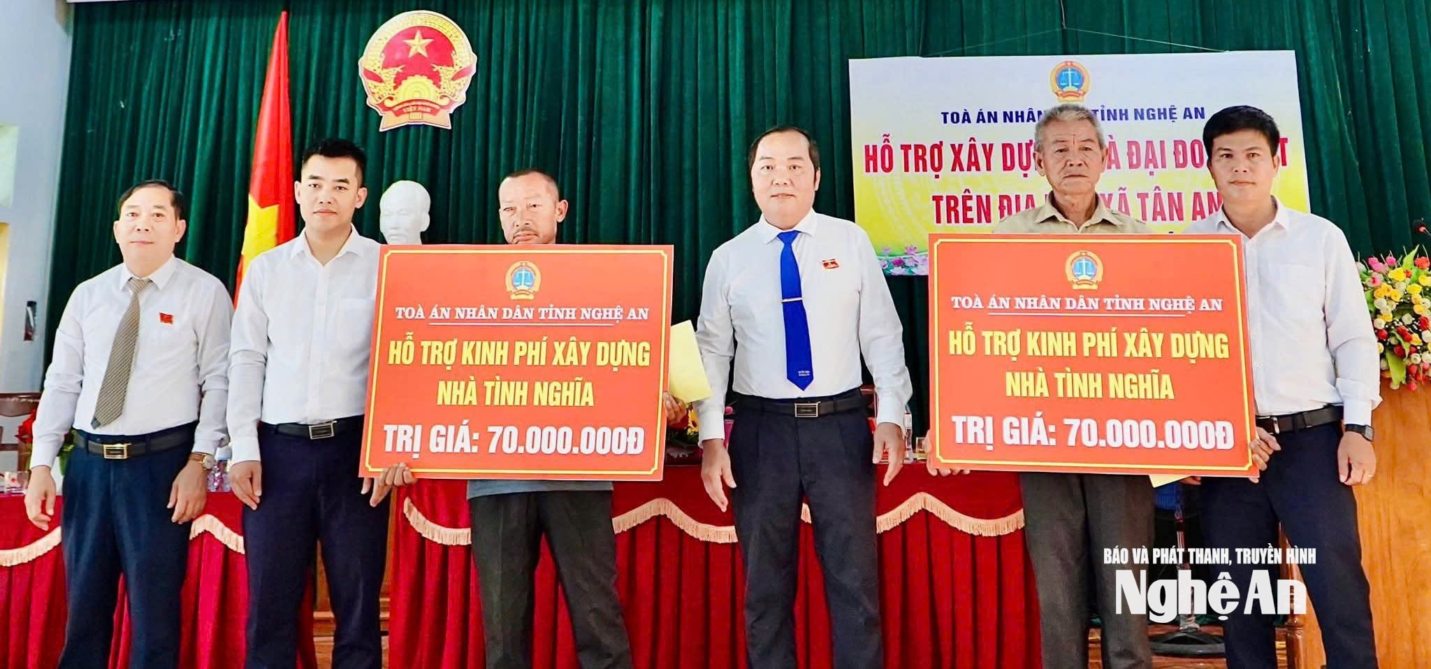 Lãnh đạo Toà án Nhân dân tỉnh trao hỗ trợ xây nhà tình nghĩa cho người dân trên địa bàn xã Tân An. Ảnh CSCC