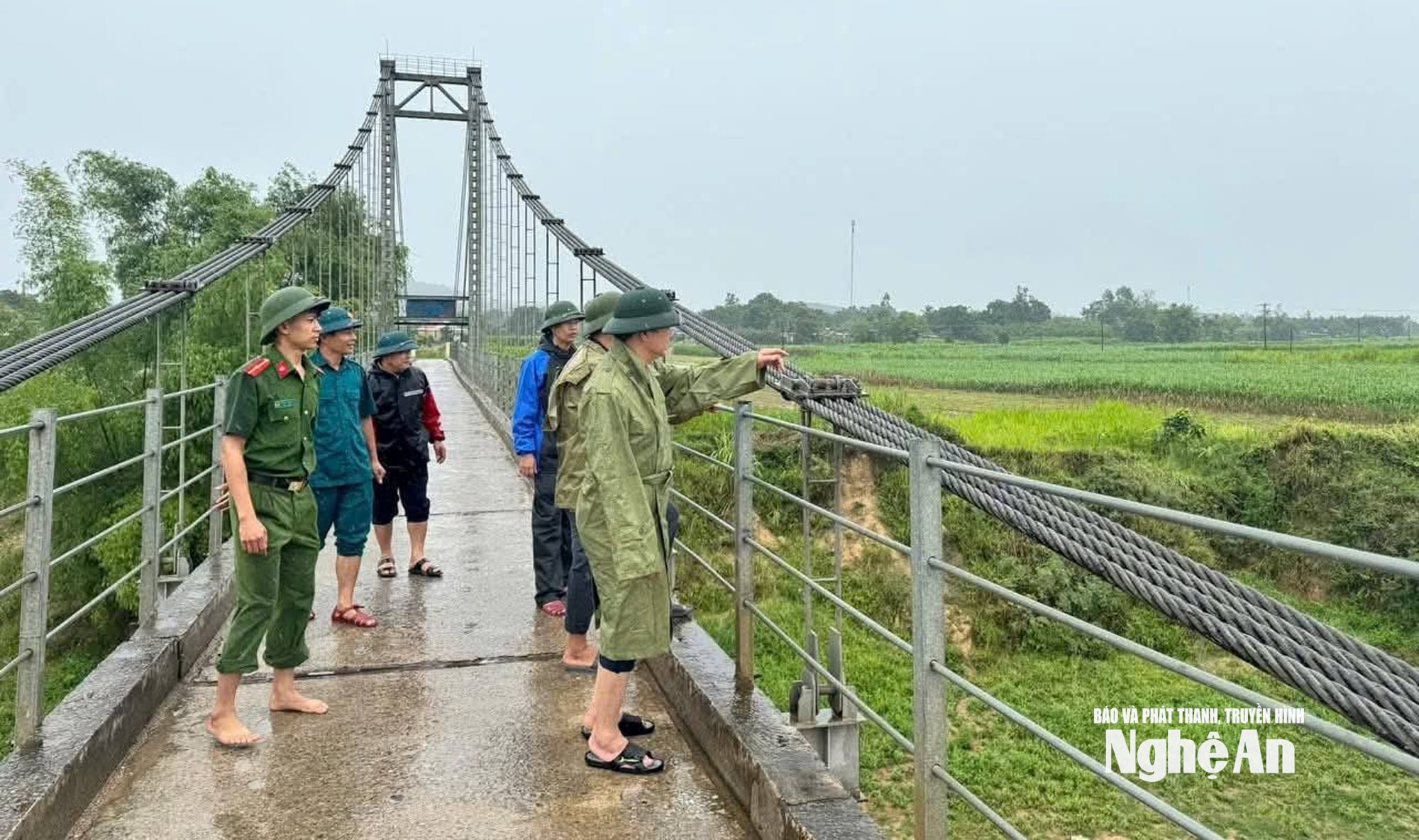 Lãnh đạo xã Tân An kiểm tra các công trình ách yếu phòng chống lụt bão trên địa bàn. Ảnh CSCC