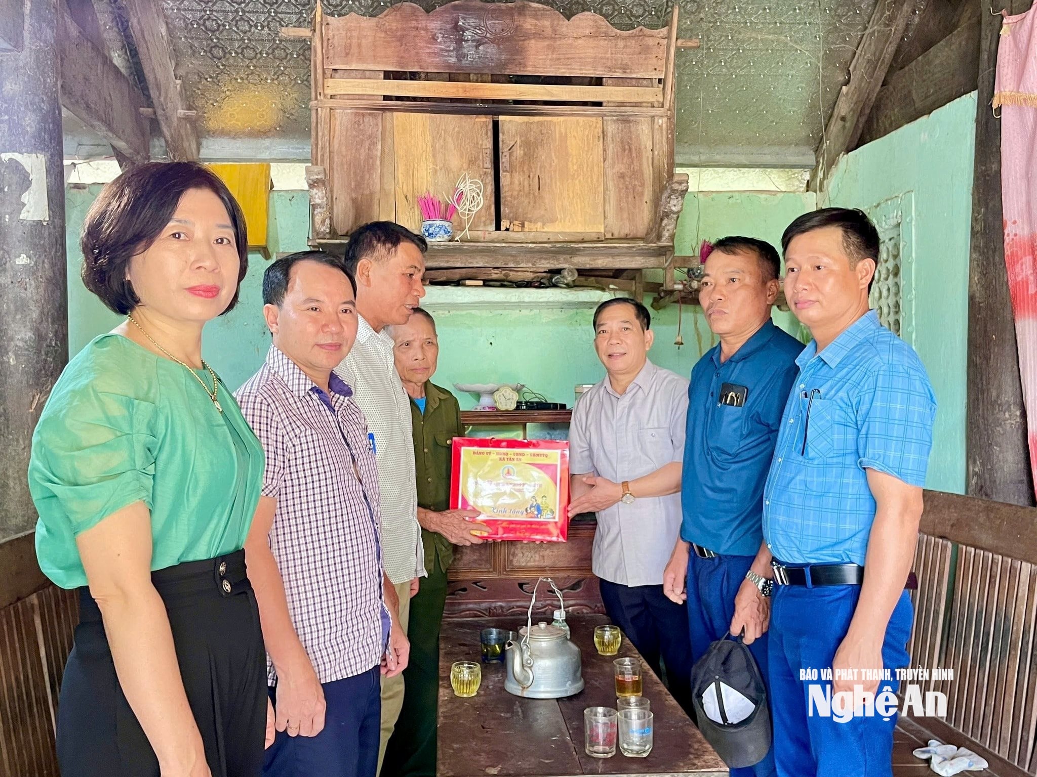 Lãnh đạo xã Tân An trao quà cho đối tượng chính sách, người có công trên địa bàn. Ảnh CSCC