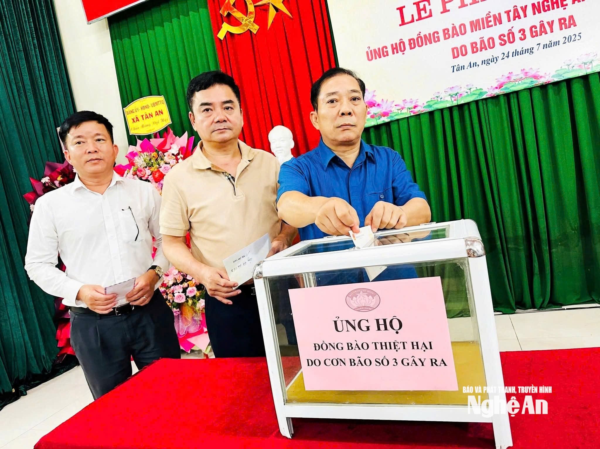 Lãnh đạo xã Tân An ủng hộ đồng bào miền tây bị lũ lụt.
