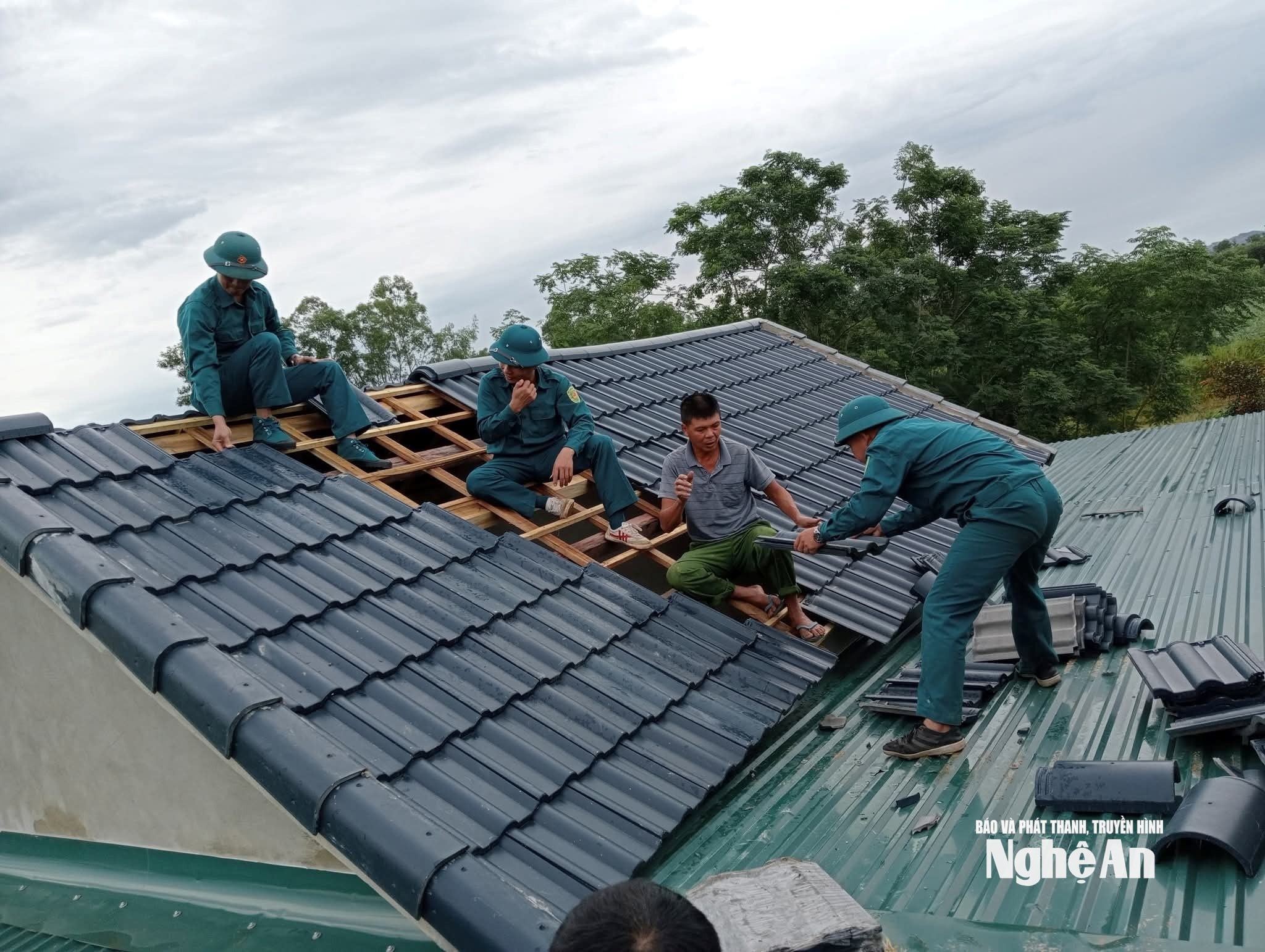 Lực lượng chức năng trên địa bàn xã Tân An giúp dân sửa sang nhà cửa sau bão. Ảnh CSCC