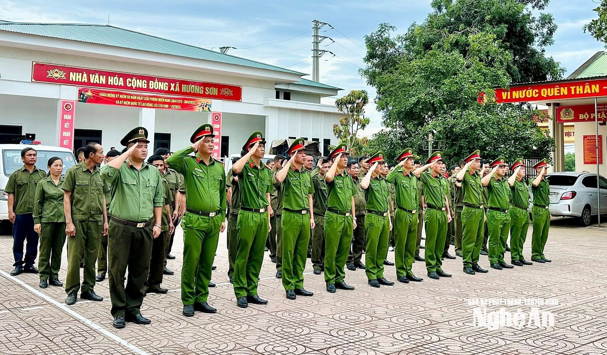 Lực lượng Công an chính quy và lực lượng tham gia bảo vệ an ninh, trật tự ở cơ sở xã Tân An. Ảnh CSCC