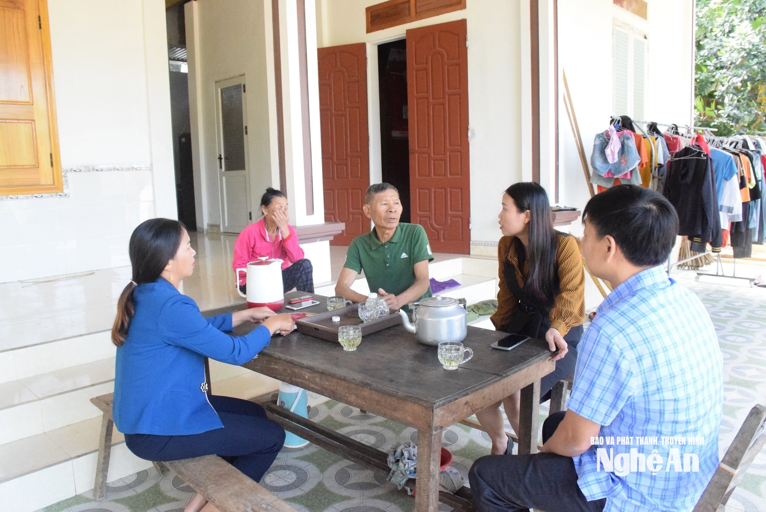 Người dân xã Nghĩa Phúc cũ nay là xã Tân An chia sẻ kinh nghiệm xoá đói giảm nghèo. Ảnh tư liệu Xuân Hoàng