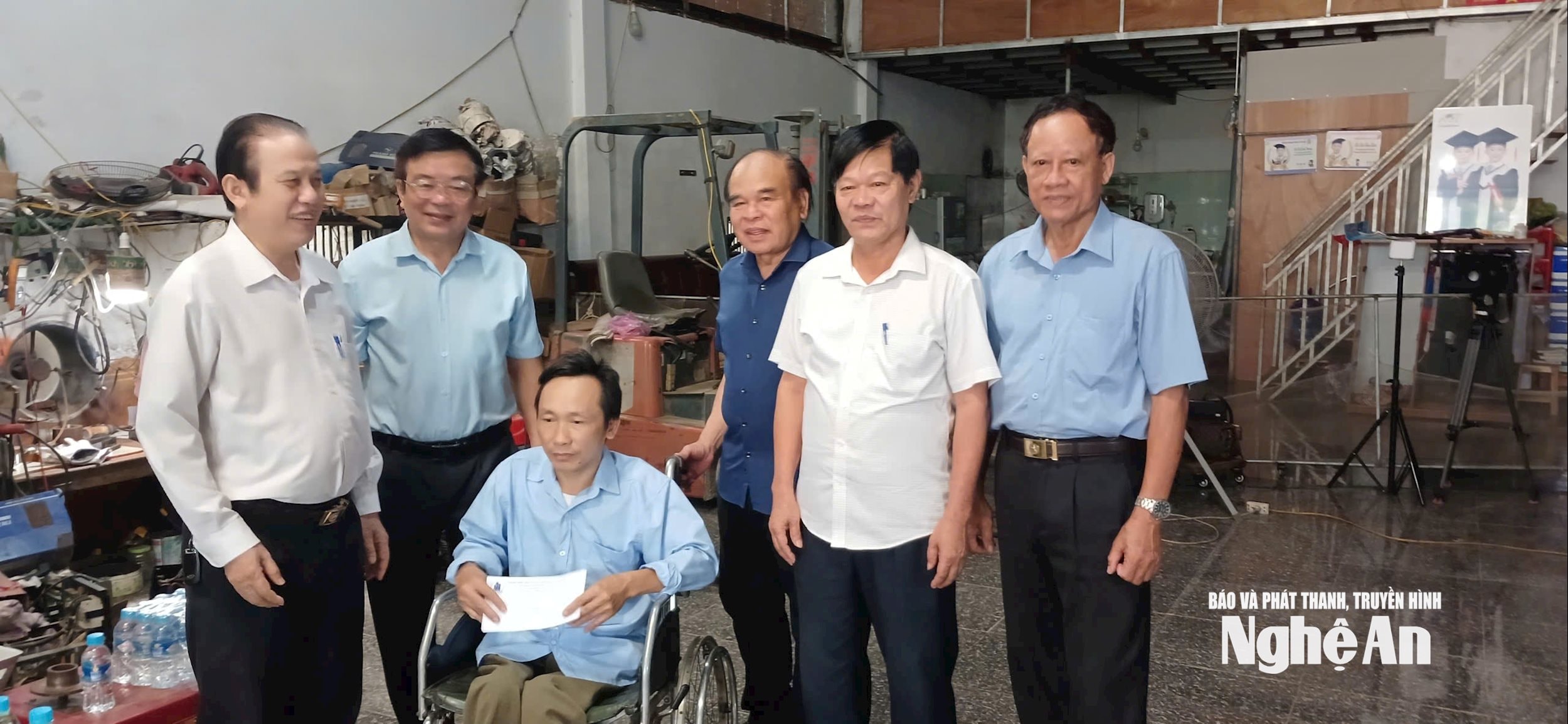 trao hỗ trợ cho anh Lê Bá Thành