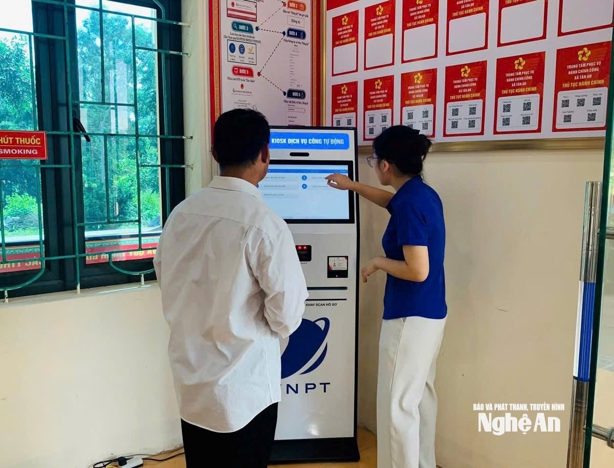 VTN xã Tân An hỗ trợ người dân thực hiện dịch vụ công.