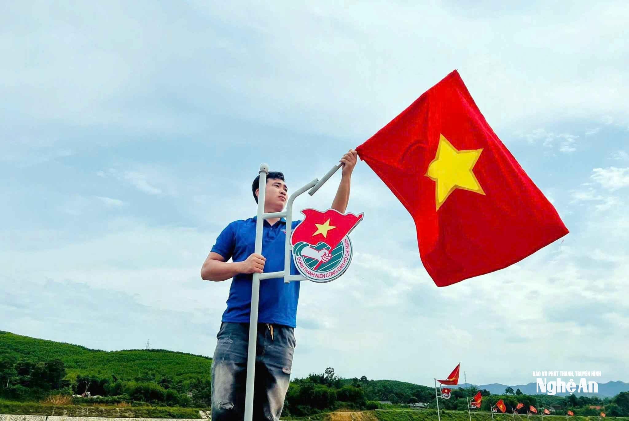 Tại xã Quỳ Châu, không khí chuẩn bị cho những ngày lễ lớn của đất nước cũng đang lan tỏa sâu rộng. Hiện toàn xã đã cắm hơn 1.000 lá cờ Tổ quốc và cờ Đảng. Mỗi lá cờ được nâng niu như một biểu tượng thiêng liêng, gắn với niềm tự hào, tình yêu Tổ quốc và khát vọng xây dựng quê hương ngày càng giàu đẹp. Ảnh: Lương Nga