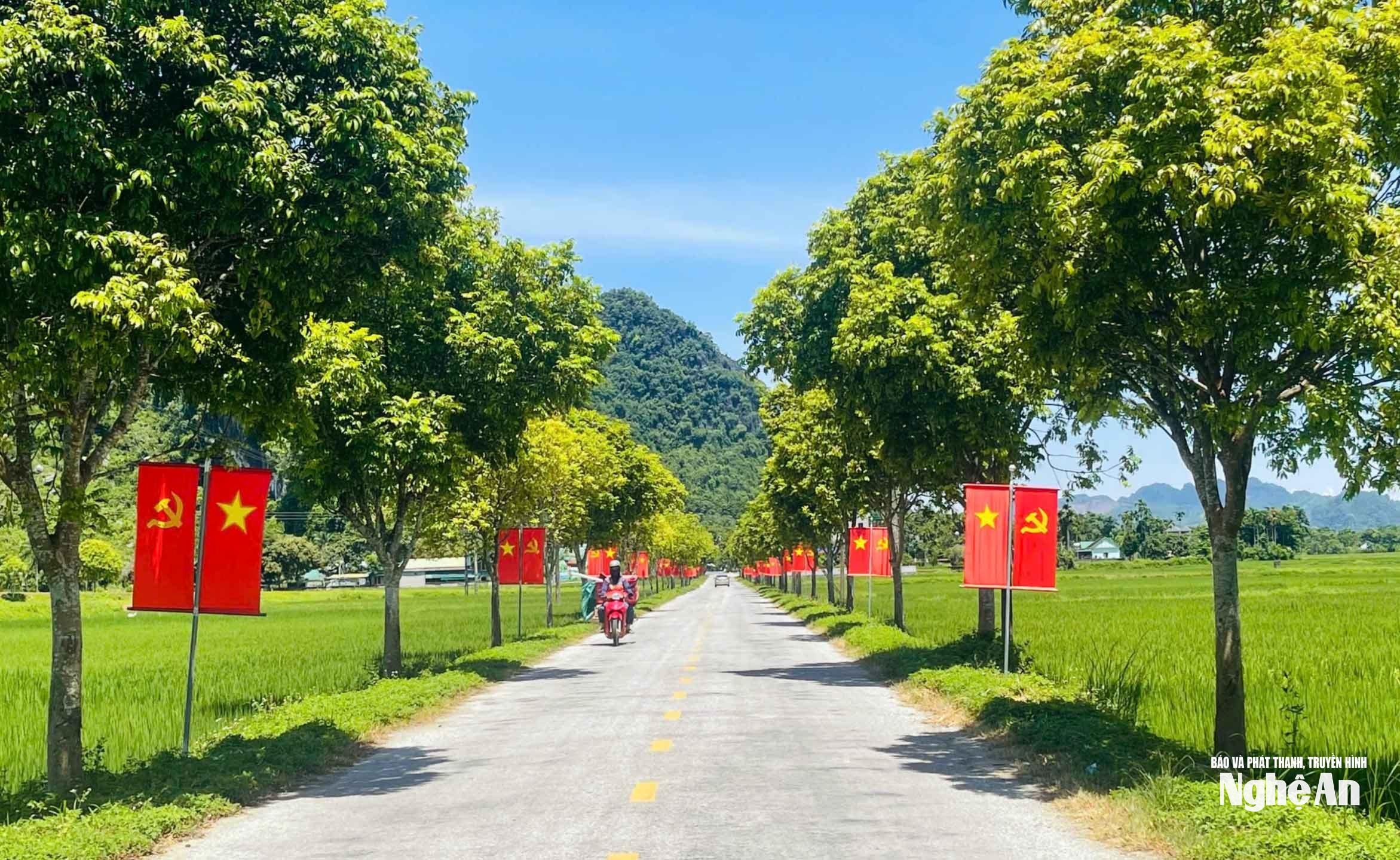 Trong ảnh là tuyến đường “Sáng – Xanh – Sạch – Đẹp – Văn minh – An toàn” dẫn từ trụ sở UBND xã Môn Sơn lên Đồn Biên phòng Môn Sơn. Những ngày qua, chính quyền địa phương đã hỗ trợ hơn 500 lá cờ cho 25 thôn, bản của xã; cùng với đó, người dân tự treo thêm hơn 3.000 lá cờ, tạo nên không gian rực rỡ, đầy khí thế chào mừng các ngày lễ lớn của địa phương và đất nước. Ảnh: Hà Thị Hướng