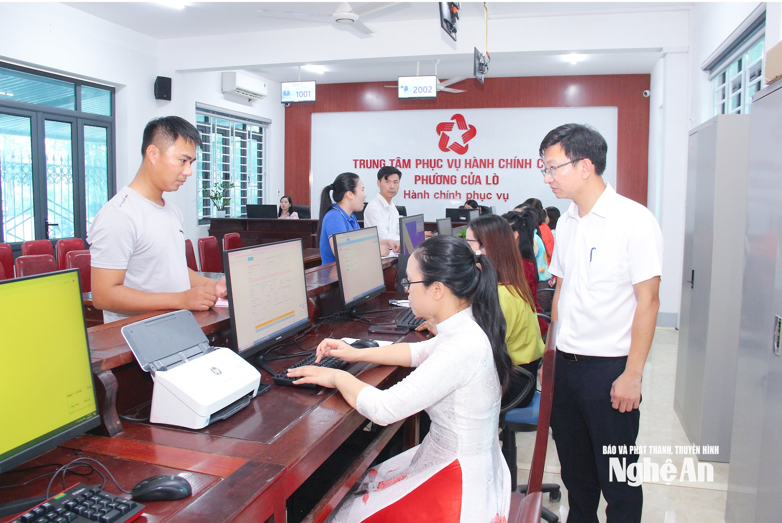 1Trung tâm Phục vụ hành chính công phường Cửa Lò tiến hành vận hành thử. Ảnh Mai Hoa