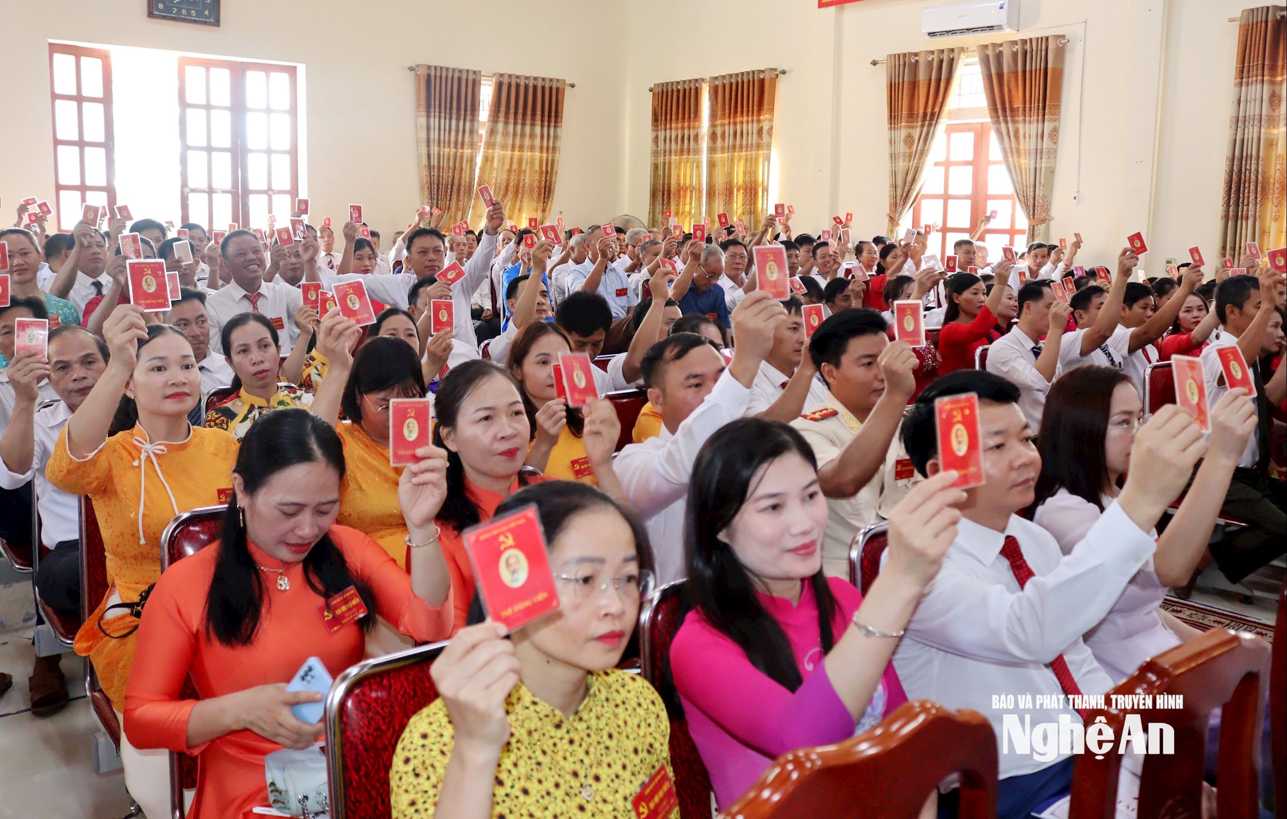 Các đại biểu biểu quyết thông qua dự thảo Nghị quyết đại hội. Ảnh: PV