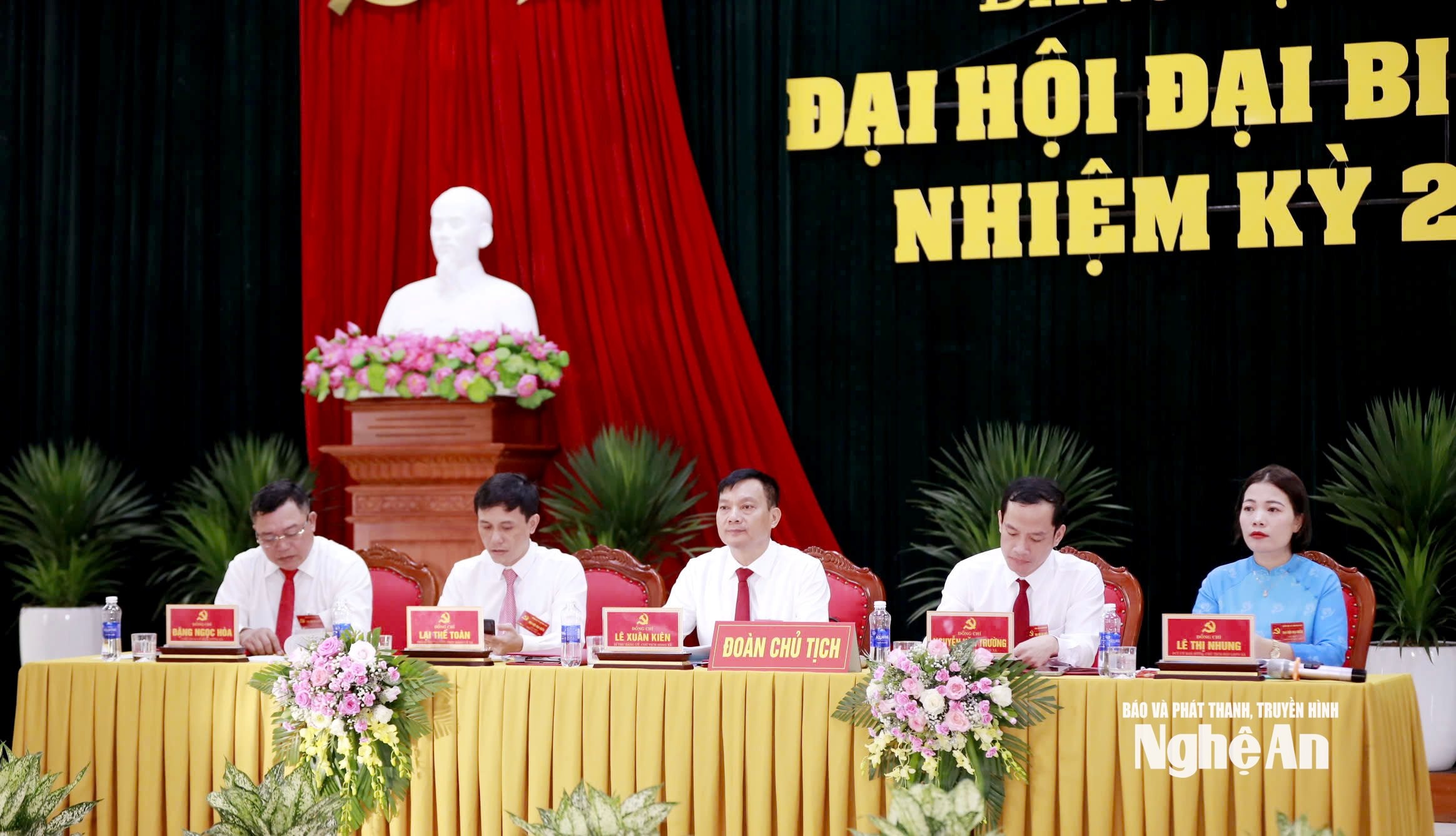 Đoàn Chủ tịch điều hành đại hội. Ảnh: PV