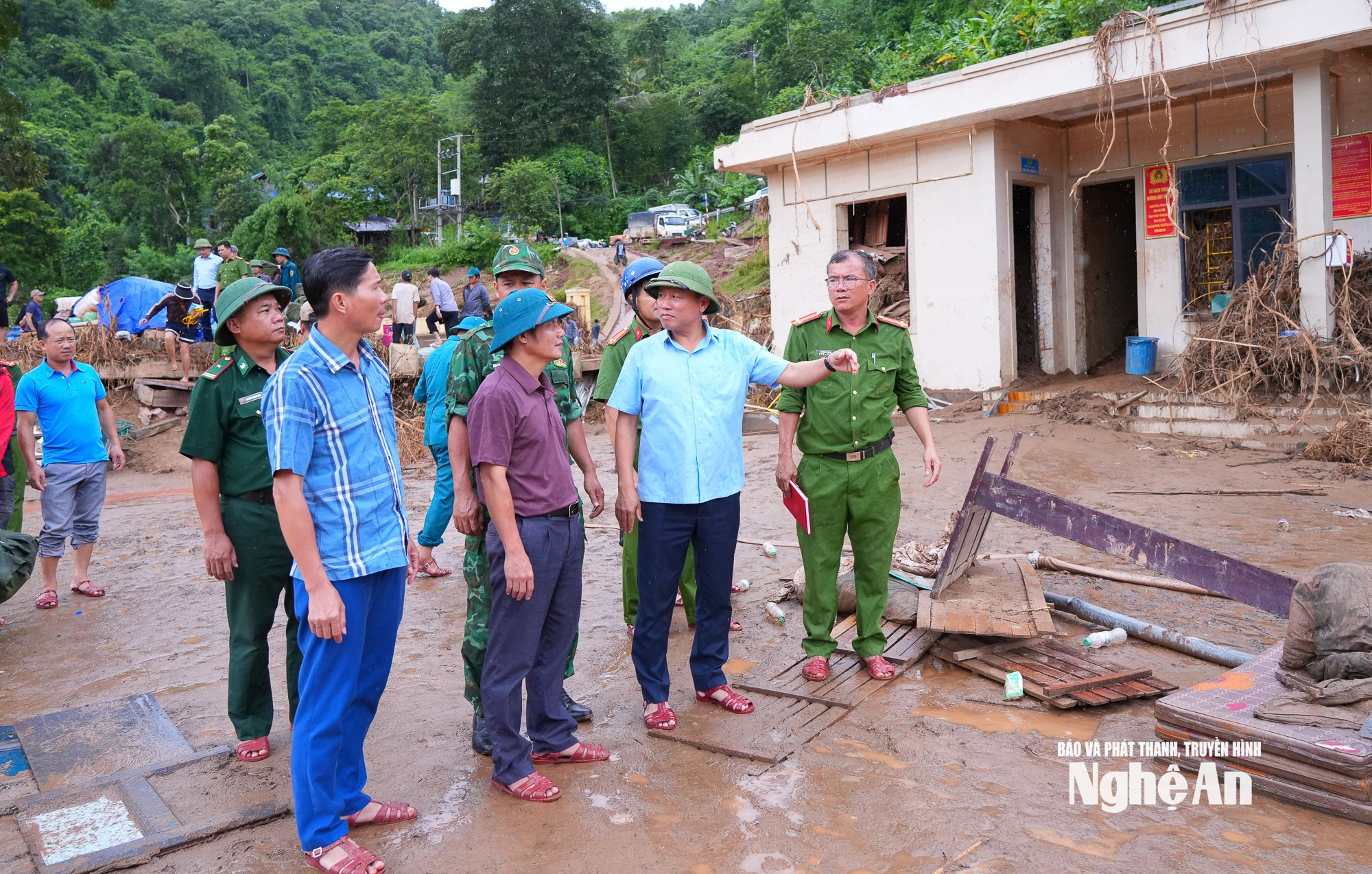Chủ tịch UBND xã Mỹ Lý Lương Văn Bảy báo cáo tình hình thiệt hại do lũ với Phó Chủ tịch UBND tỉnh Hoàng Phú Hiền Ảnh Thành Cường