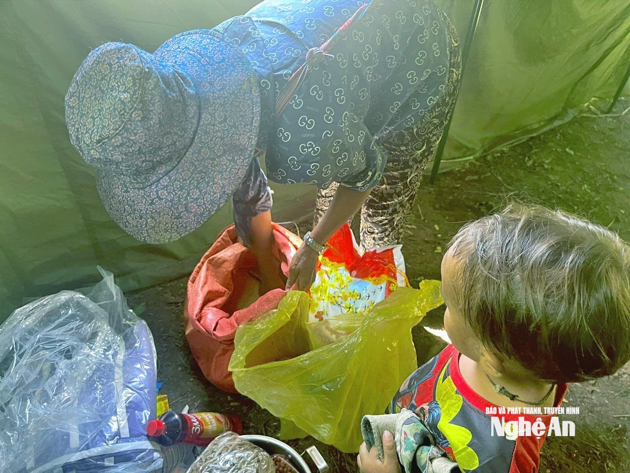 người dân soạn đồ di chuyển