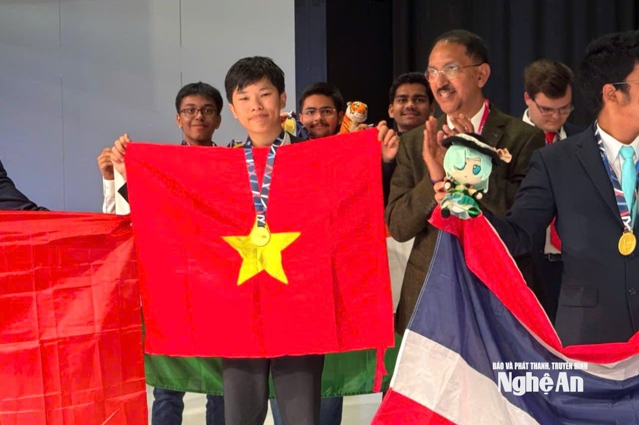 Phút vinh quang của Nguyễn Thế Quân khi nhận Huy chương Vàng Olympic Vật lý quốc tế năm 2025. Ảnh - NVCC