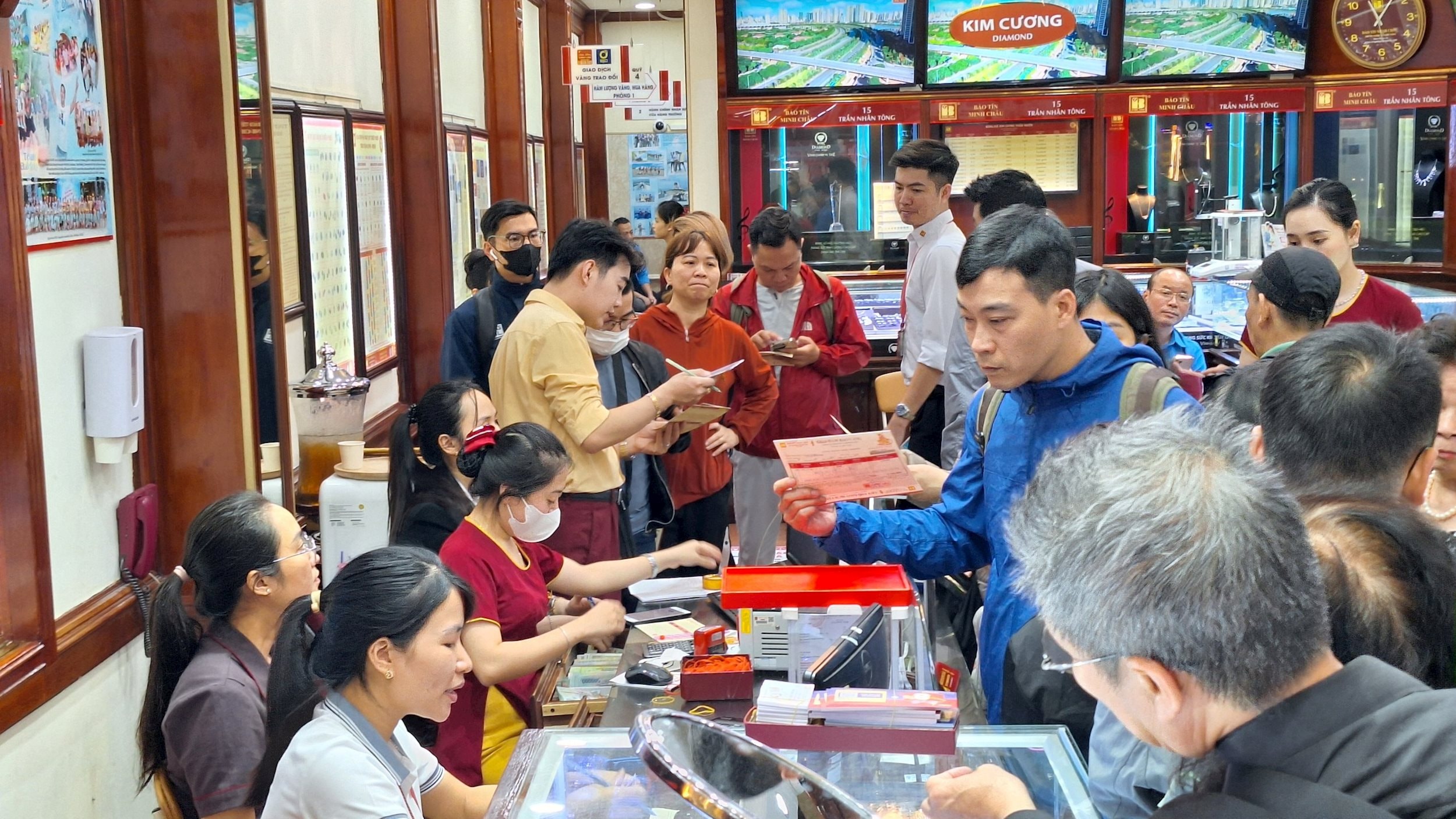 Giá vàng hôm nay 12/8: Giá vàng trong nước cao hơn thế giới gần 14 triệu