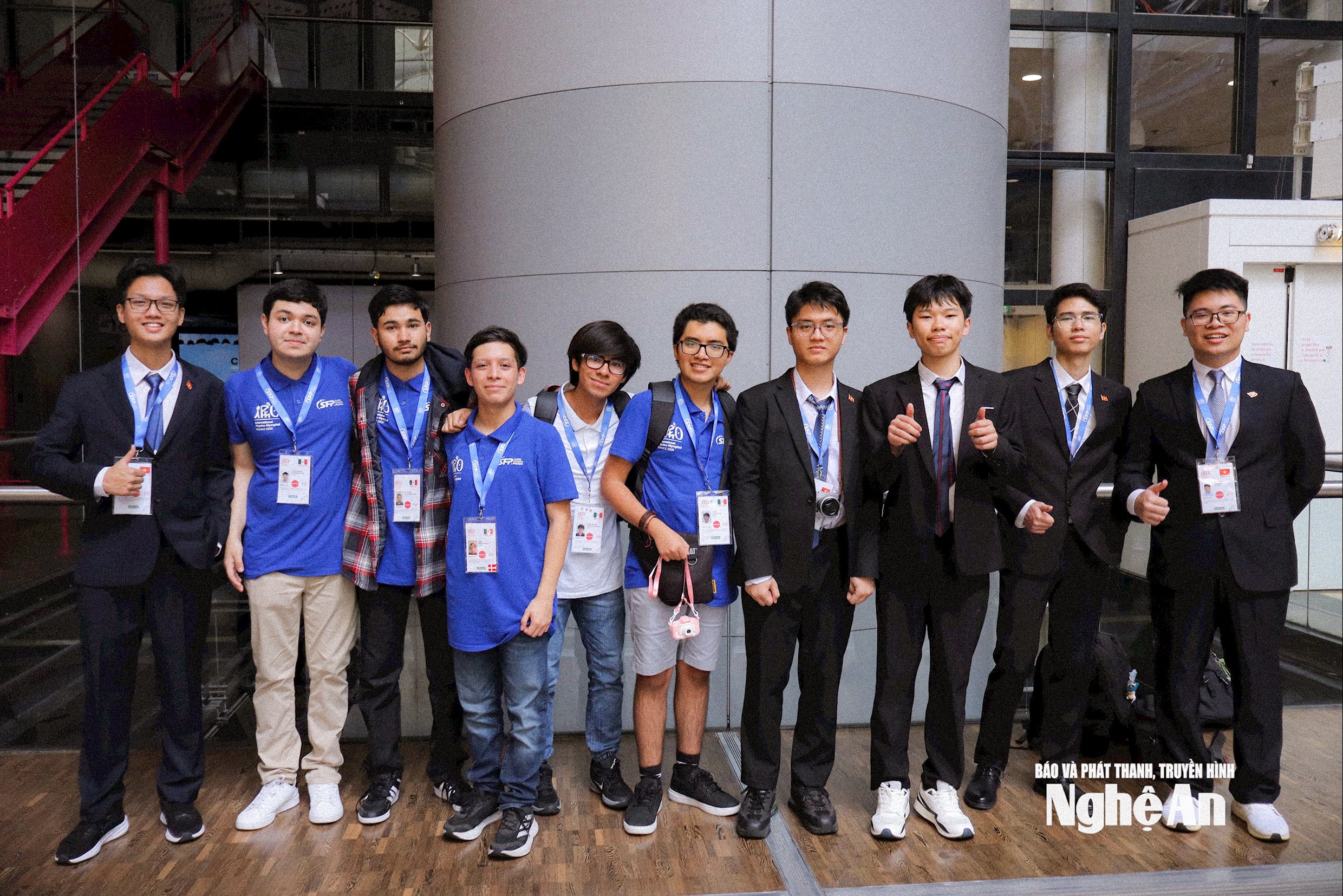 Nguyễn Thế Quân (thứ 3 từ phải sang) chụp ảnh cùng những người bạn tại Kỳ thi Olympic Vật lý quốc tế được tổ chức tại Cộng hòa Pháp. Ảnh NVCC
