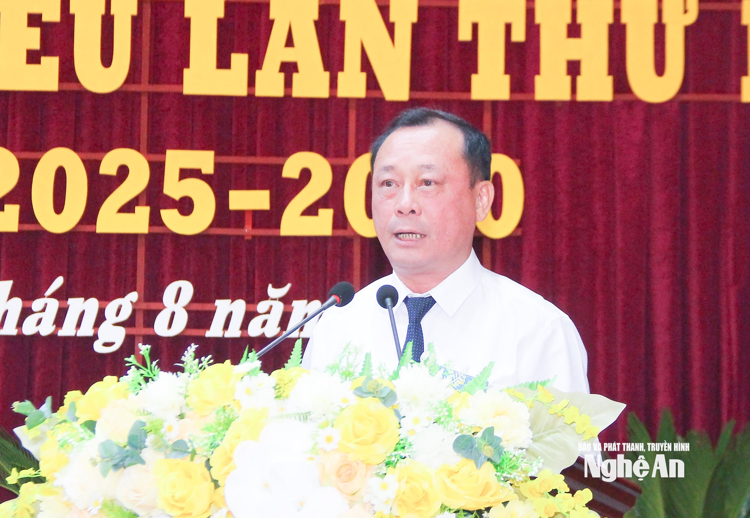 Đồng chí Phan Đức Đồng - Ủy viên Ban Thường vụ Tỉnh ủy Nghệ An, Bí thư Đảng ủy, Chủ tịch Hội đồng nhân dân phường Trường Vinh, Tổ trưởng tổ công tác số 11 của Tỉnh uỷ phát biểu chỉ đạo tại Đại hội. Ảnh: Mai Hoa