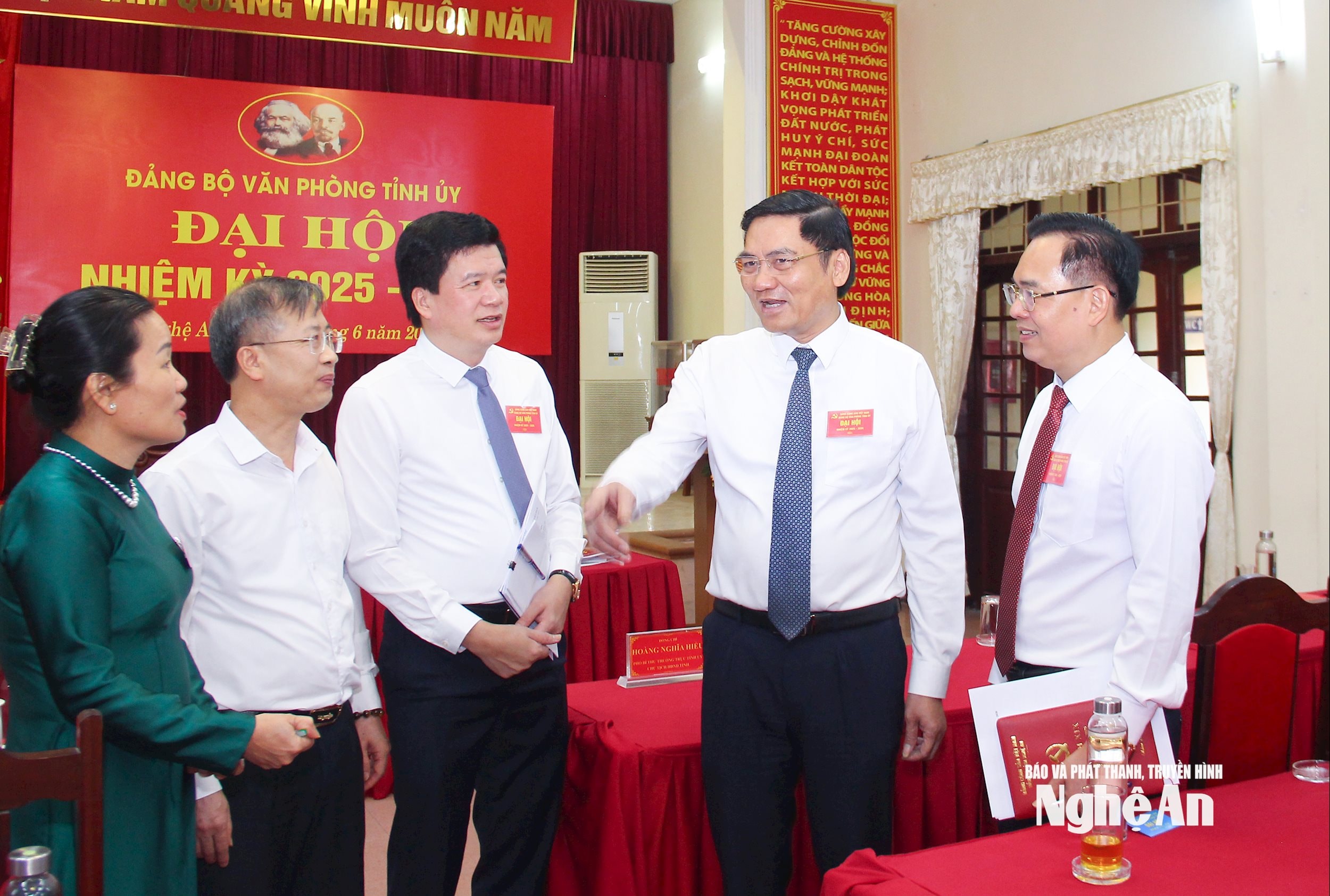  Đồng chí Hoàng Nghĩa Hiếu trao đổi với các đại biểu sau Đại hội Đảng bộ Văn phòng Tỉnh uỷ. Ảnh- Mai Hoa