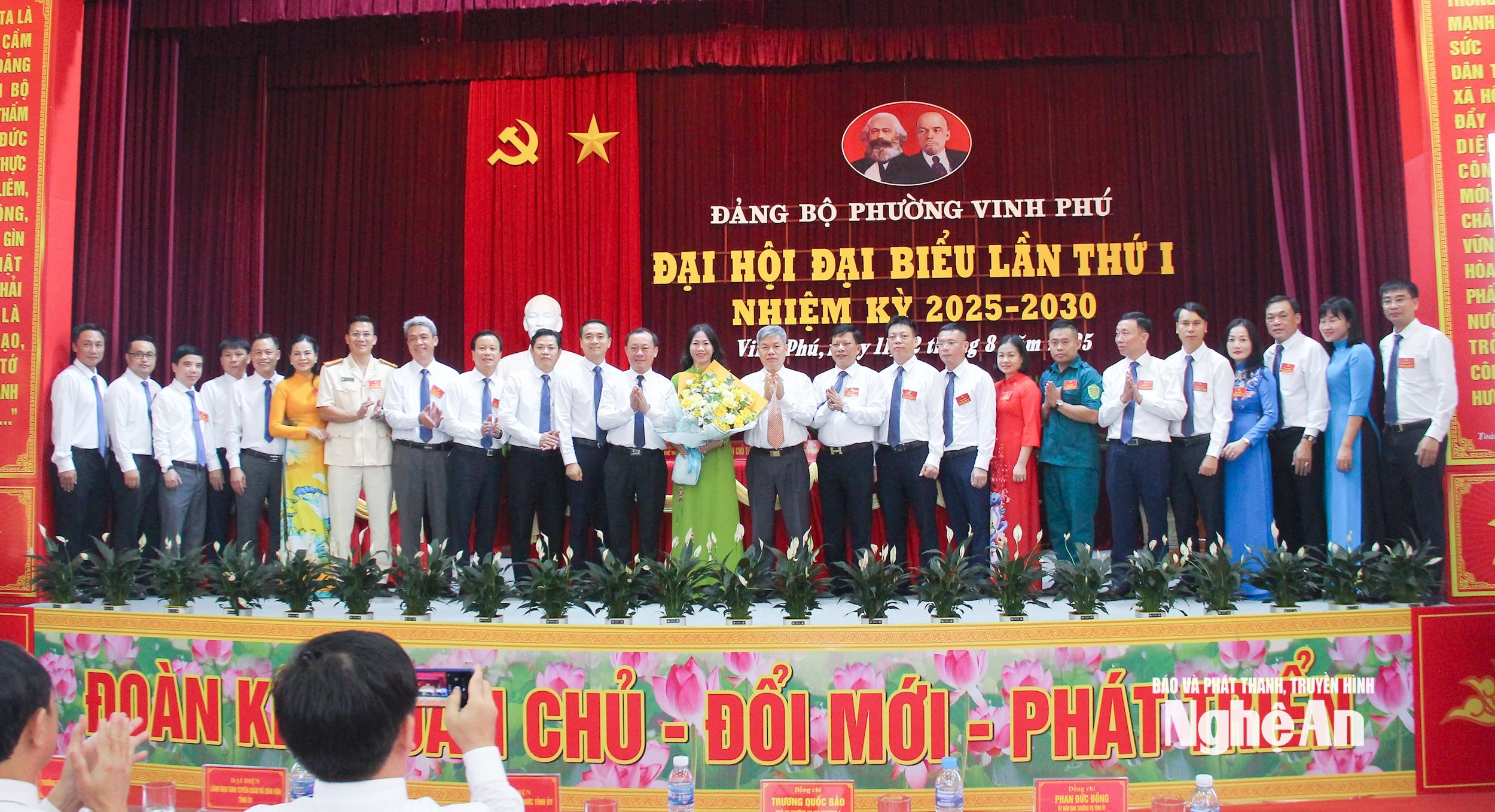 Lãnh đạo Ban Tổ chức Trung ương và Tỉnh uỷ Nghệ An tặng hoa chúc mừng Ban Chấp hành