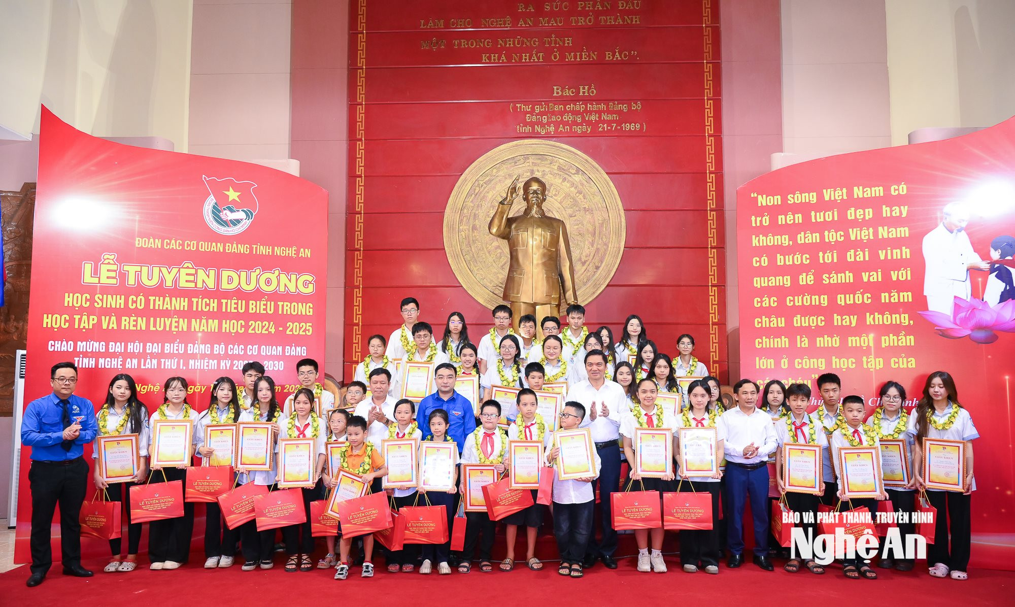 Đoàn Các cơ quan Đảng tỉnh tuyên dương học sinh có thành tích tiêu biểu trong học tập và rèn luyện