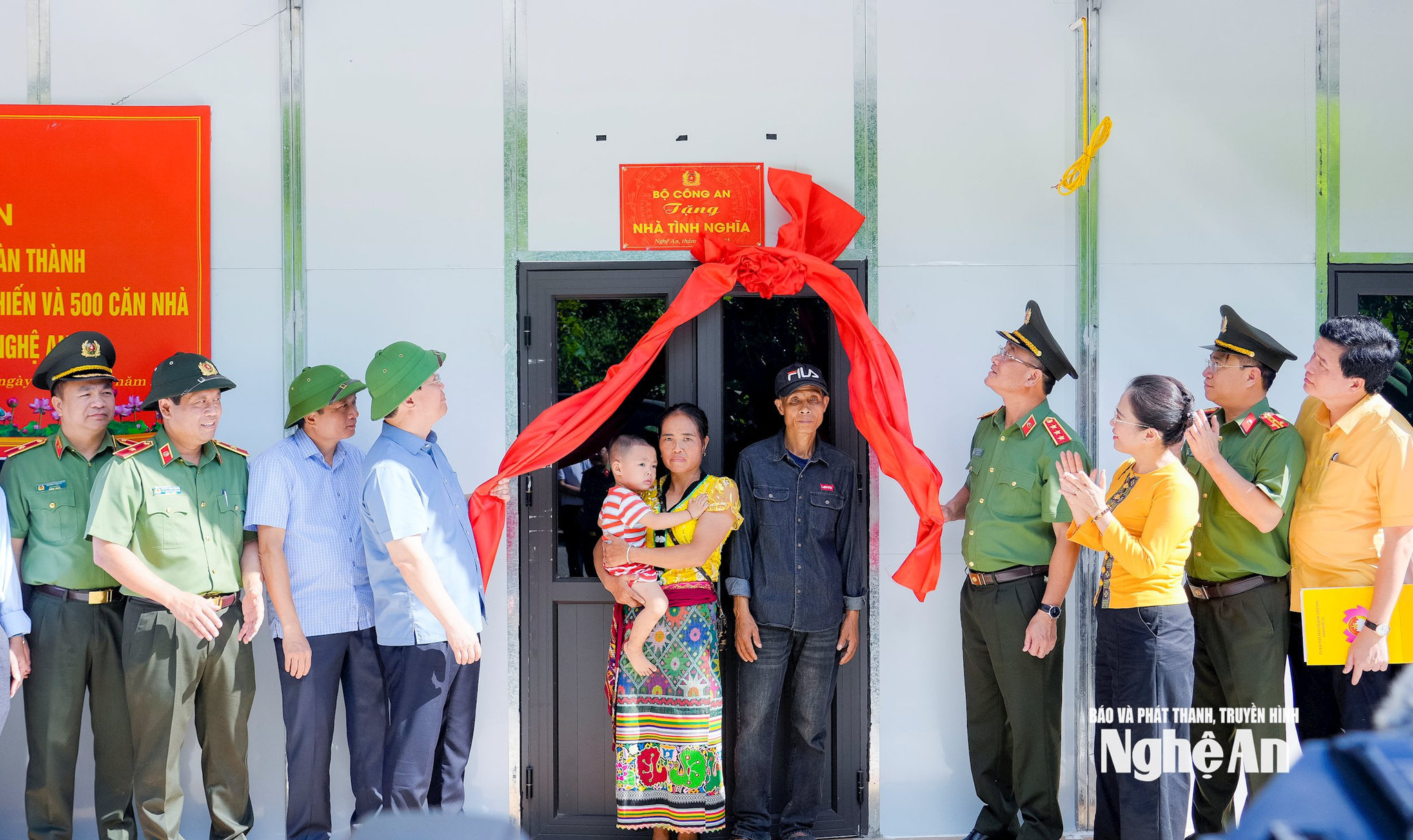 Bộ Công an và tỉnh Nghệ An phát động cao điểm 40 ngày đêm xây dựng nhà, trường học hỗ trợ người dân vùng lũ