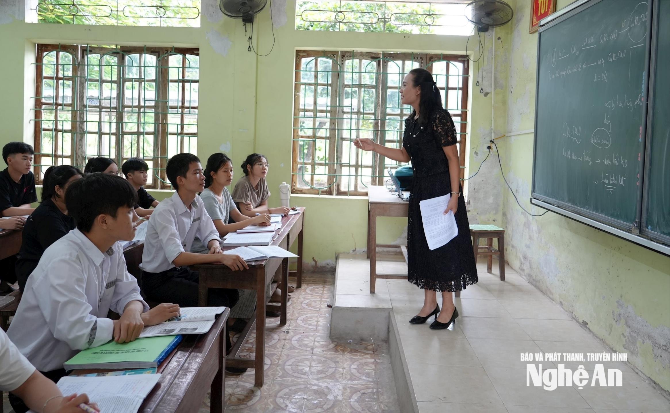 Trong 3 năm học tại Trường THPT Đô Lương 2, Quang và Hải luôn nhận được sự đồng hành của các thầy cô giáo. Ảnh: Mỹ Hà