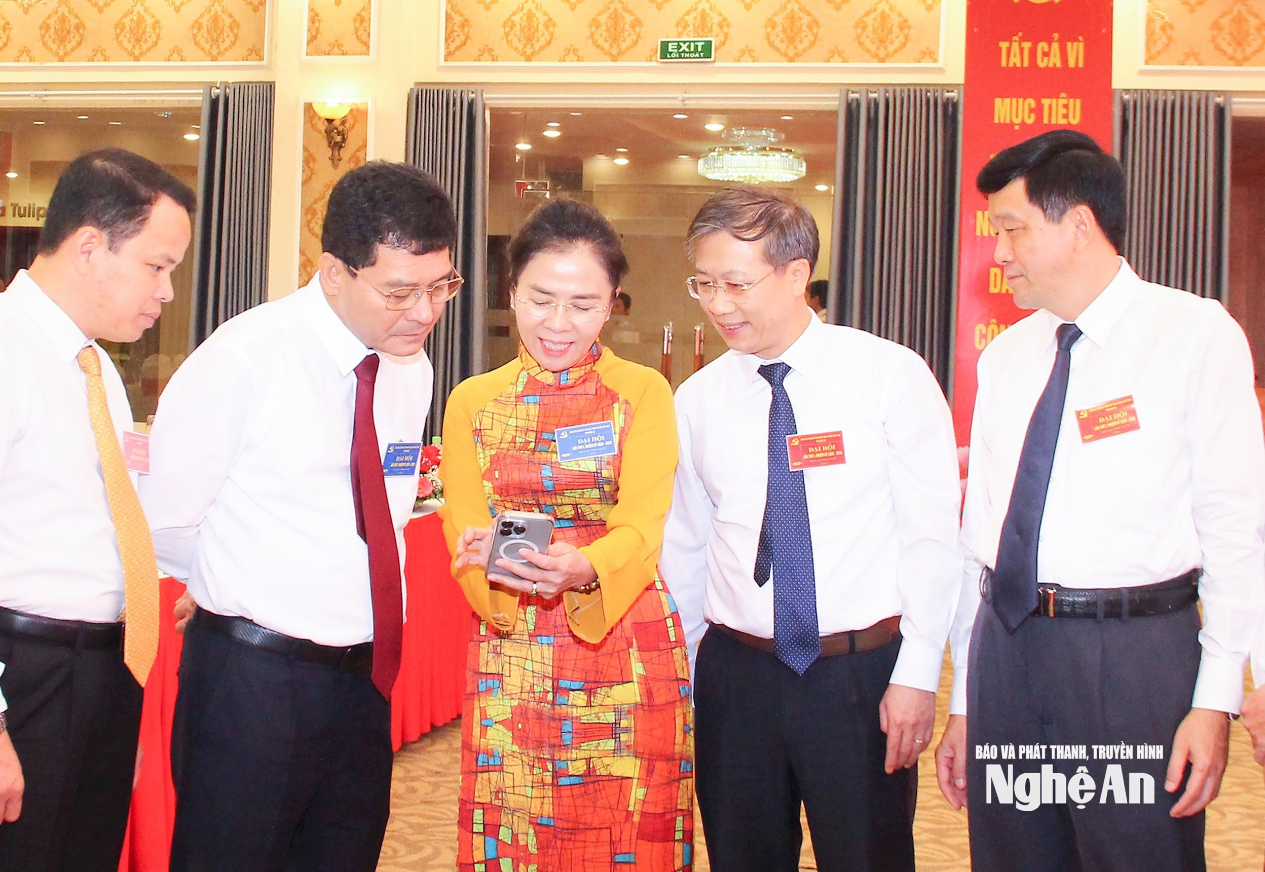 Đồng chí Võ Thị Minh Sinh chia sẻ về công tác chuyển đổi số của cơ quan Ủy ban MTTQ tỉnh. Ảnh: Mai Hoa