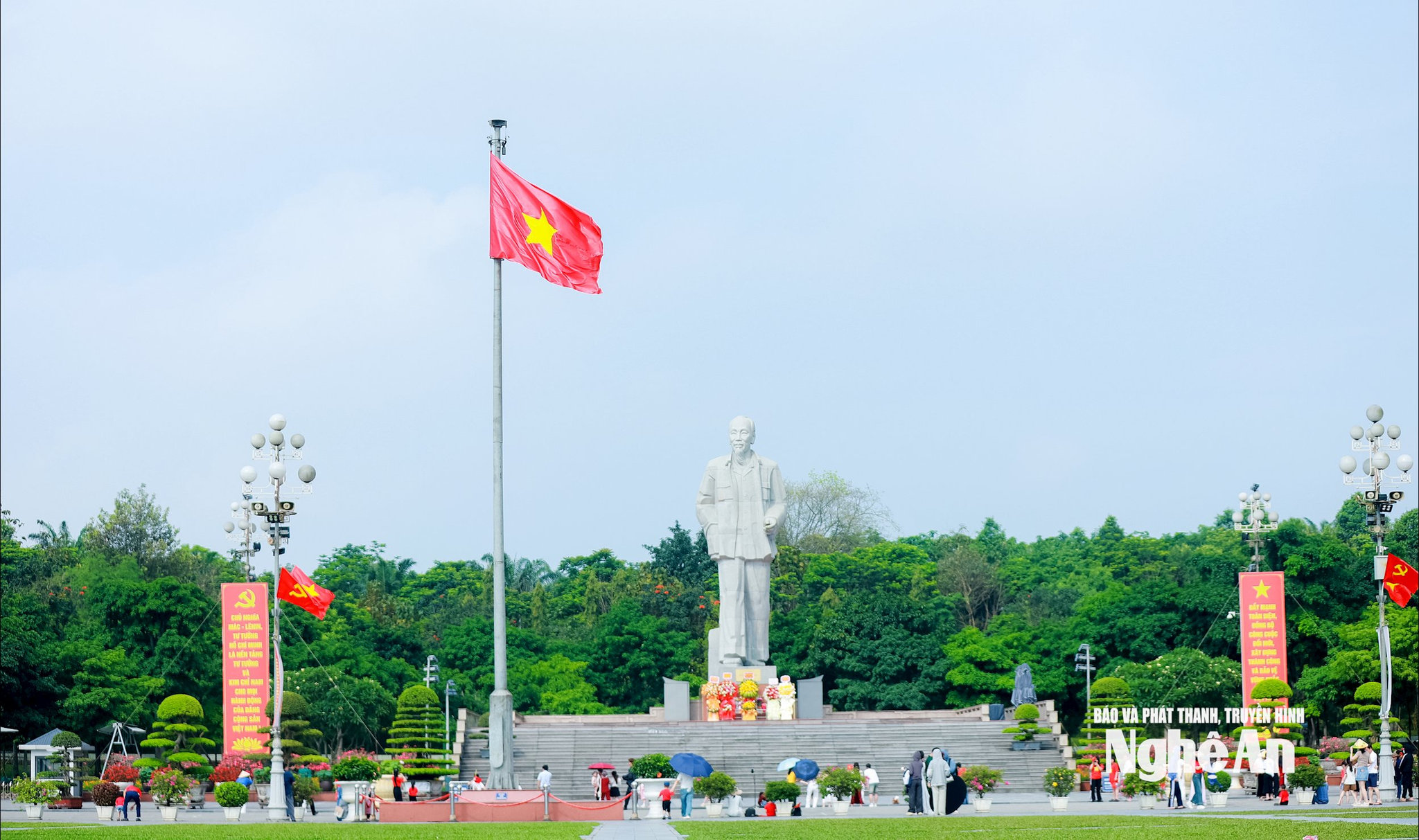 Nghệ An khuyến khích nhân dân mặc áo cờ đỏ sao vàng tham gia Lễ chào cờ, hát Quốc ca đồng loạt toàn tỉnh vào 6h sáng 16/8
