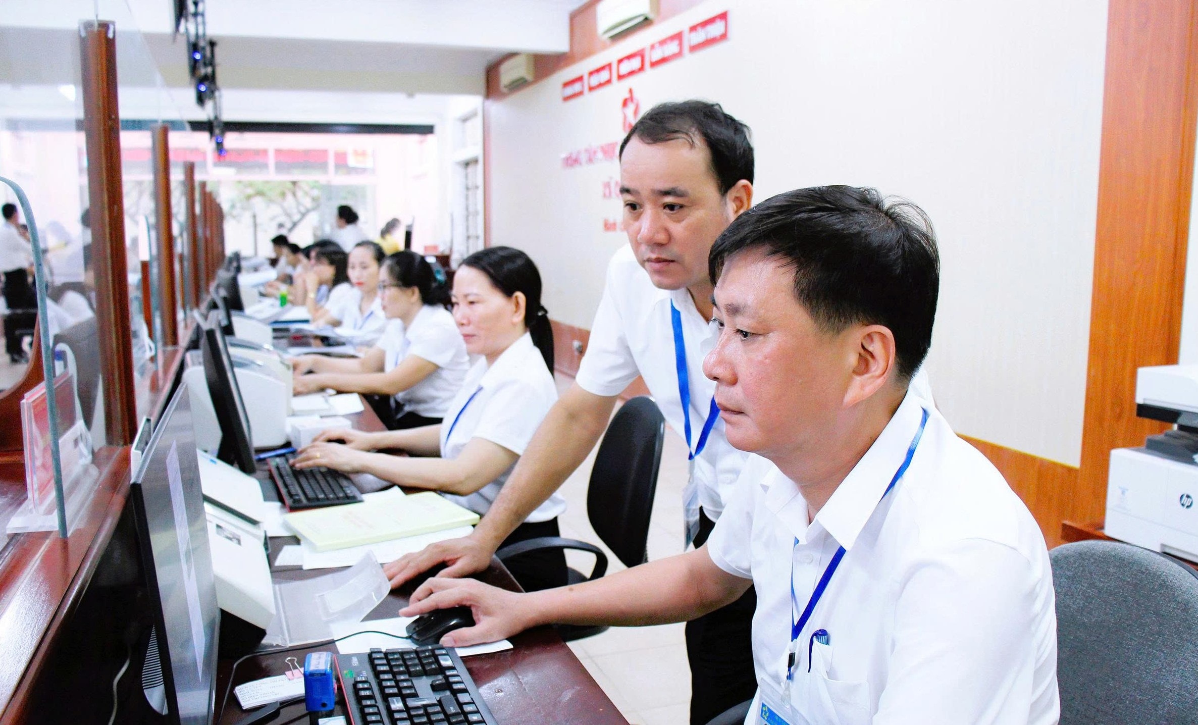Cán bộ, công chức Trung tâm phục vụ hành chính công xã Quỳnh Lưu nỗ lực phục vụ tốt nhu cầu của người dân và doanh nghiệp